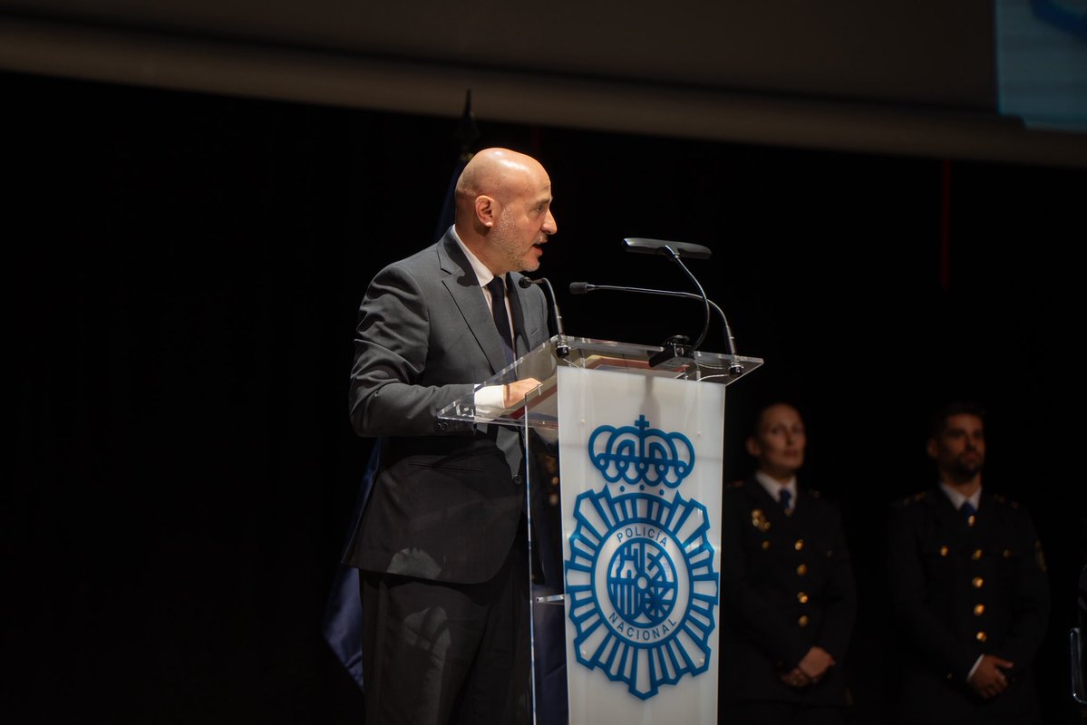 carlosprietogo's tweet photo. La seguretat també es construeix lluny dels focus: investigant, anticipant-se al crim, protegint qui més ho necessita i treballant cada dia perquè la ciutadania pugui viure amb més tranquil·litat.

Avui, a Barcelona, hem compartit aquest reconeixement amb els homes i les dones de la @policia que desenvolupen aquesta tasca a Catalunya, amb la presència del director general de la Policia Nacional, Francisco Pardo, i del cap superior de Policia a Catalunya, Manuel Rodríguez, entre altres autoritats.

Una tasca que exigeix preparació, coordinació, constància i, sobretot, una gran vocació de servei.

Gràcies per la vostra dedicació i pel compromís amb la ciutadania.