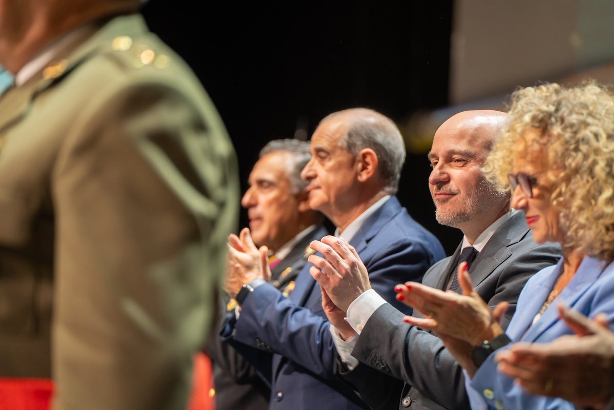 carlosprietogo's tweet photo. La seguretat també es construeix lluny dels focus: investigant, anticipant-se al crim, protegint qui més ho necessita i treballant cada dia perquè la ciutadania pugui viure amb més tranquil·litat.

Avui, a Barcelona, hem compartit aquest reconeixement amb els homes i les dones de la @policia que desenvolupen aquesta tasca a Catalunya, amb la presència del director general de la Policia Nacional, Francisco Pardo, i del cap superior de Policia a Catalunya, Manuel Rodríguez, entre altres autoritats.

Una tasca que exigeix preparació, coordinació, constància i, sobretot, una gran vocació de servei.

Gràcies per la vostra dedicació i pel compromís amb la ciutadania.