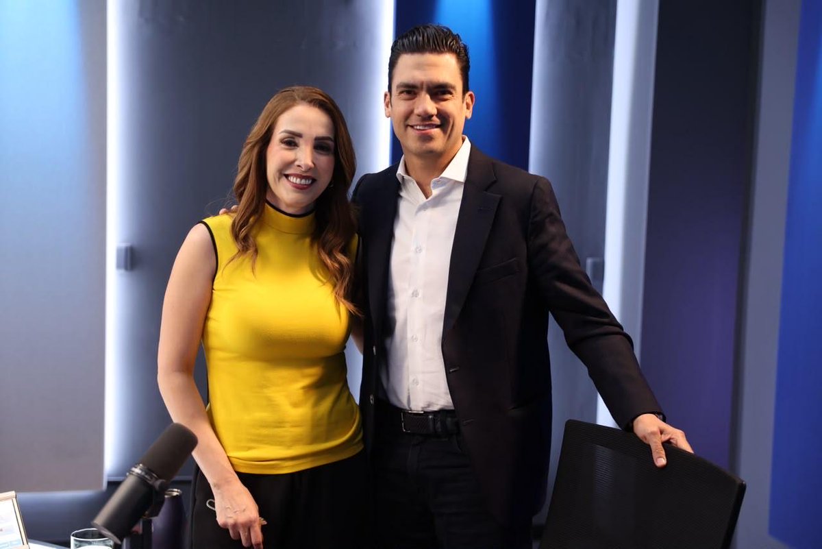 JorgeRoHe's tweet photo. Gracias, @azucenau y @Radio_Formula por el espacio para hablar sobre lo que viene para México, la Academia de Seguridad en Querétaro y el respaldo de @AccionNacional al gobernador @makugo ante los cuestionamientos por este proyecto.

También platicamos de los retos rumbo a 2027. Estamos listos para dar la batalla por México. 🇲🇽

¡A darle!