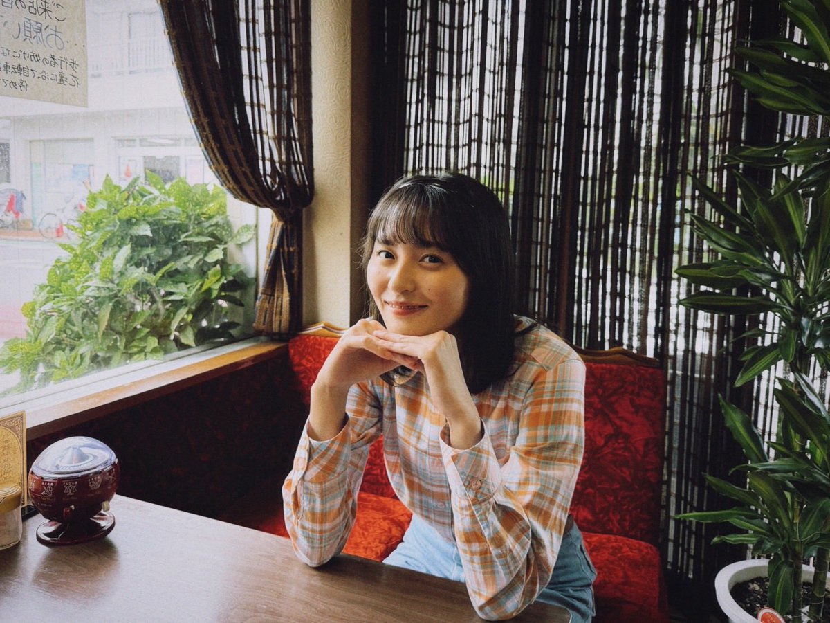 nogizaka46's tweet photo. 明日10月7日（水）6:58ごろ～
フジテレビ系「 #めざましテレビ 」の
#めざましじゃんけん 第二戦目に
#遠藤さくら が登場します☀️

SPドラマ「 #きんつくろい -金繕い- 」で演じた
若き日の守谷薫の姿でじゃんけんしました✊✌️✋

そして、翌日10月8日(木)22:00〜
ドラマ本編が放送されます🪑✨

ぜひ、どちらもお楽しみに🌸🥃

※生放送のため放送内容が変更になる可能性があります

https://t.co/wk3QDNVBaE

https://t.co/S1Cl4RWoN2

#乃木坂46