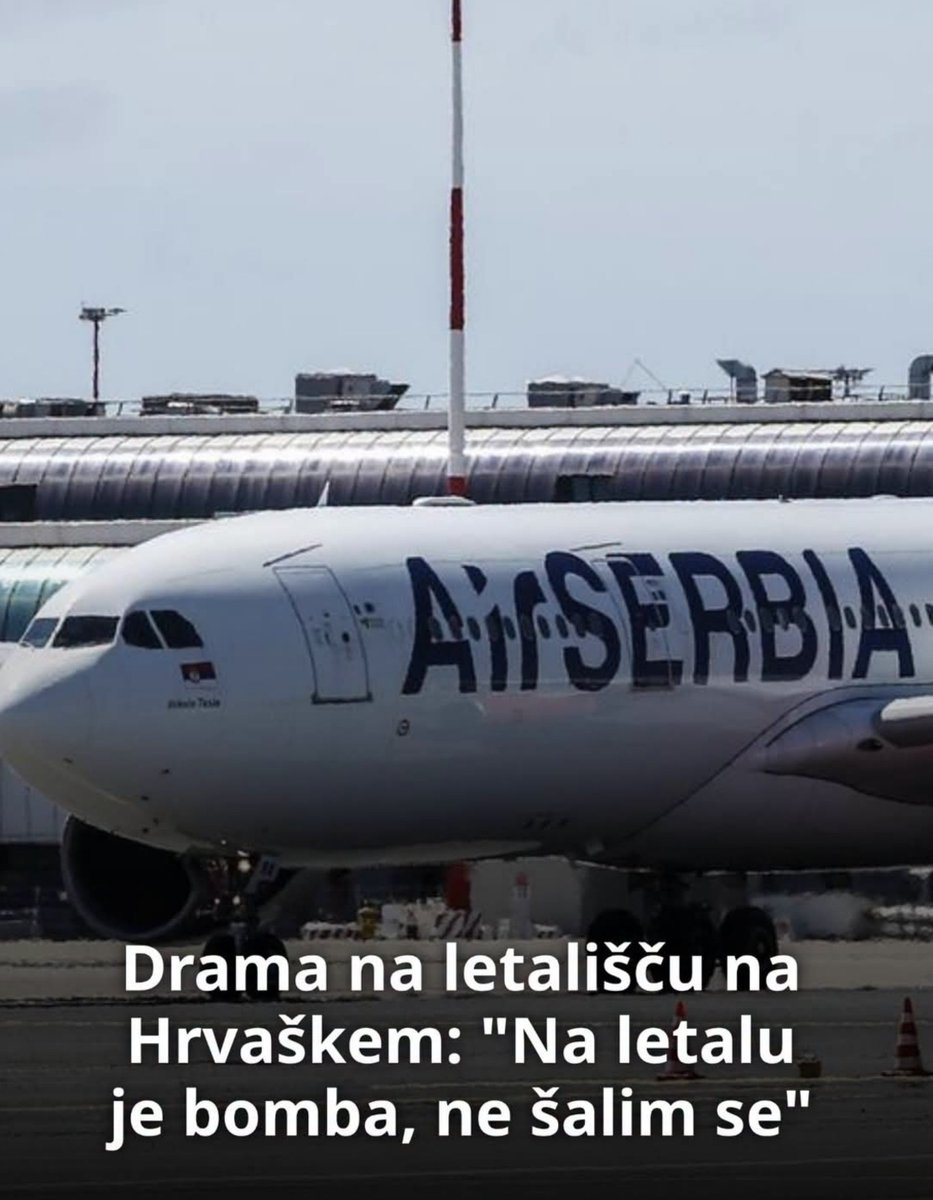MajaEmano3's tweet photo. 😰 Drama na splitskem letališču! Potnike letala Air Serbia so morali evakuirati, potem ko je 75-letni potnik omenil bombo in pozneje dejal, da se je šalil. Policija je pregledala letalo, eksploziva pa niso našli. ✈️🚨

#AirSerbia #Hrvaška #Split https://t.co/WbicLPw3ol