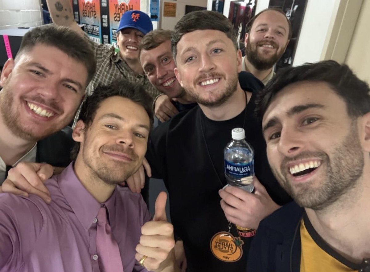 fratsnapback's tweet photo. Idk something about Harry being one of the boys just does something to me https://t.co/vbRN7l0eTT