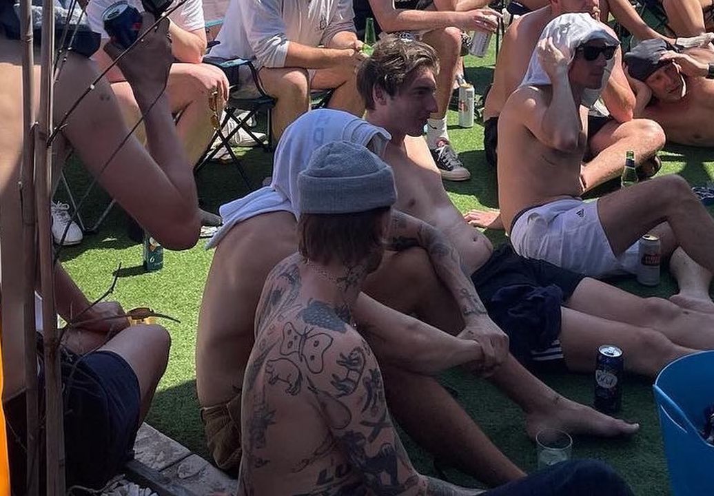 fratsnapback's tweet photo. Idk something about Harry being one of the boys just does something to me https://t.co/vbRN7l0eTT