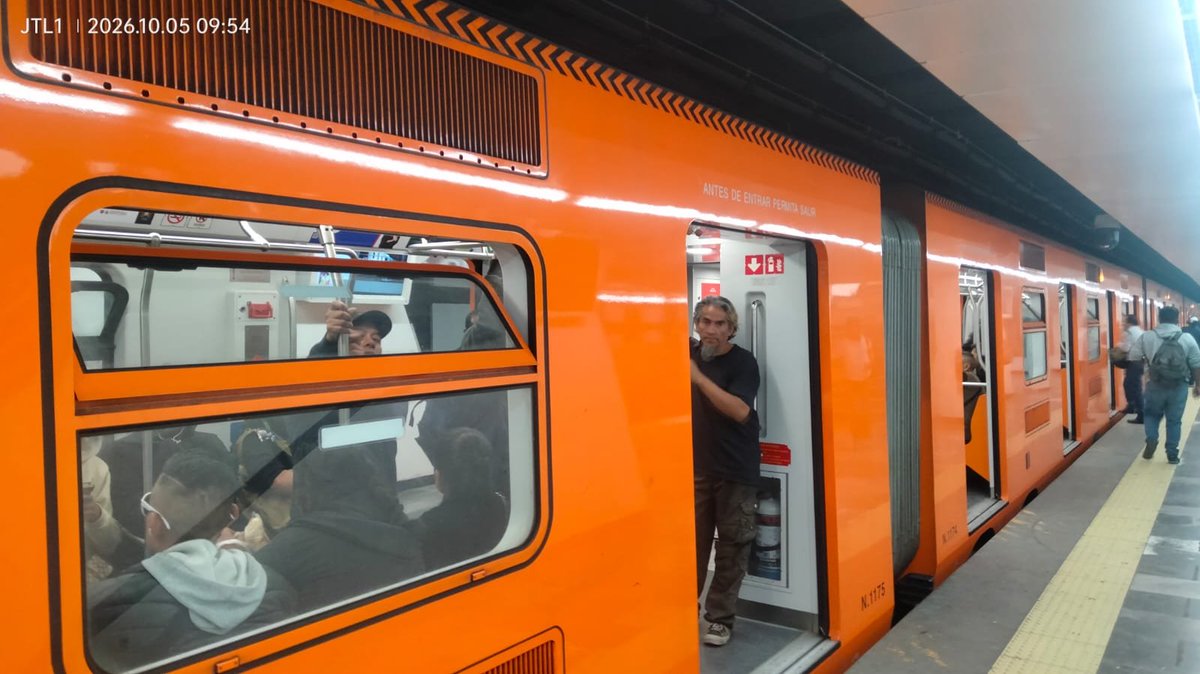 MetroCDMX's tweet photo. #MetroAlMomento:

Las Líneas 1, 2, 4, 5, 6,, 8, 12, A y B presentan afluencia moderada, se agiliza la circulación de los trenes desde las terminales. Recuerda que la información puede ajustarse ante eventualidades en el servicio.

Se registra alta afluencia en la Línea 3, 7 y 9 lo que puede generar mayores tiempos de espera. Para atender la demanda, se envían unidades vacías a estaciones con mayor afluencia.
 
Te recomendamos anticipar tu salida y planificar tu viaje. #MovilidadCDMX