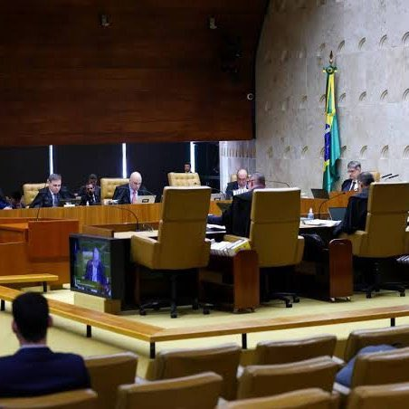 republiqueBRA's tweet photo. 🚨 💬 Setores do PL e da campanha de Flávio Bolsonaro já desenham a estratégia para 2027 e tratam o impeachment de Alexandre de Moraes como um ponto “inegociável”. https://t.co/7MhLJfBqwL