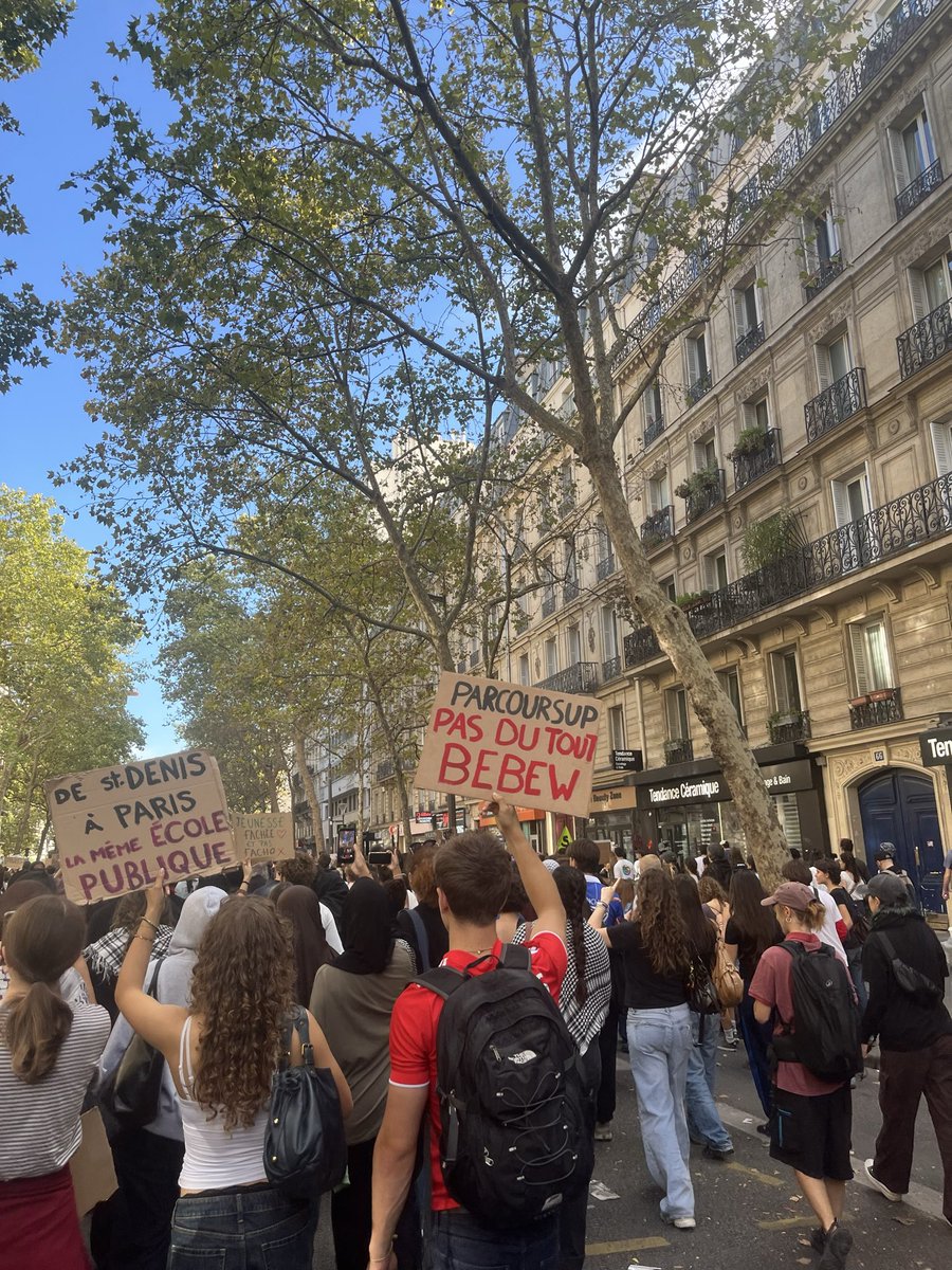 lesbi4n4mitski's tweet photo. MACRON PAS DU TOUT BEBEW https://t.co/aWuodWfZ4H