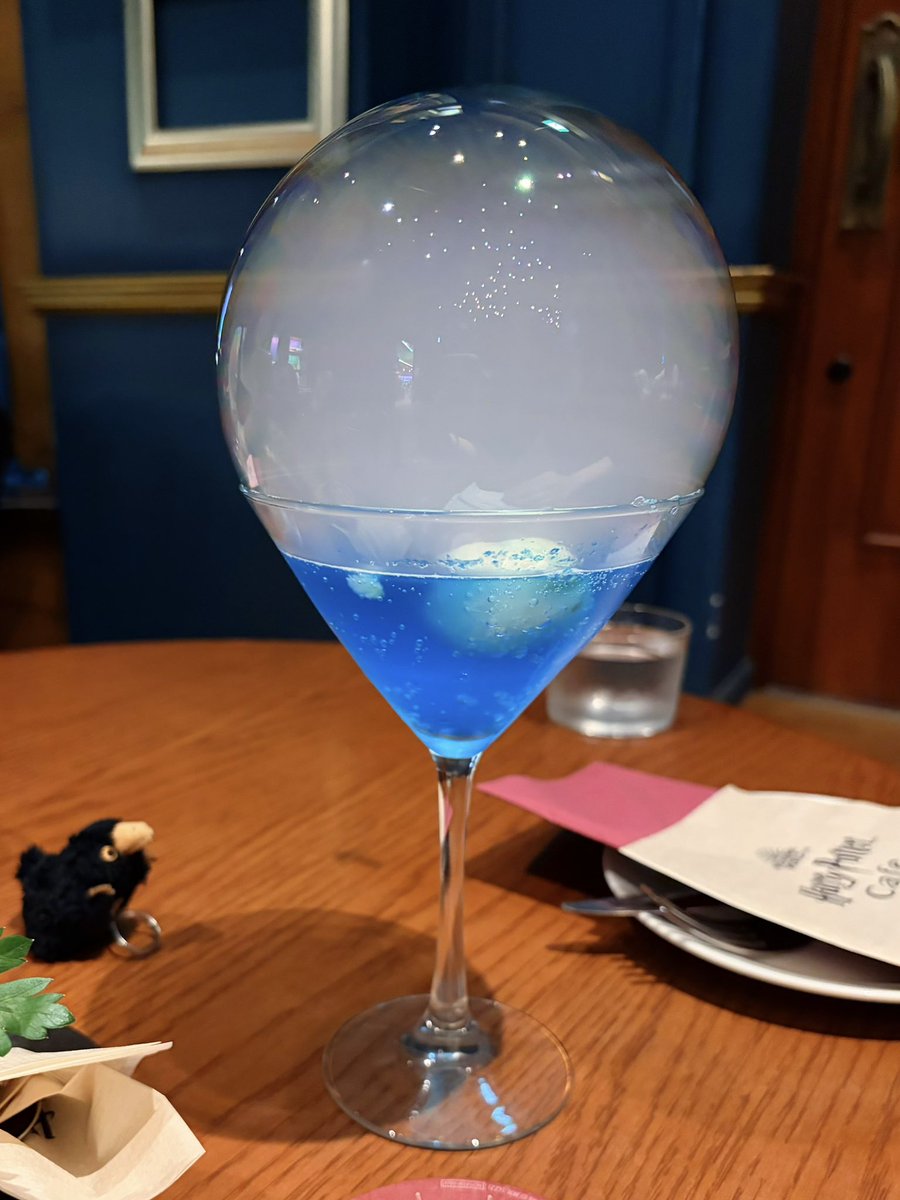 tomimiiinnn's tweet photo. 念願のハリーポッターすごい面白かった！！本物の魔法だ！！本当にハリーがそのまま大人になってた！！
カフェも美味しかった！！話してたらエクスペクト・パトローナムする前に魔法解けちゃった🧙 https://t.co/QwWVZKiQsR