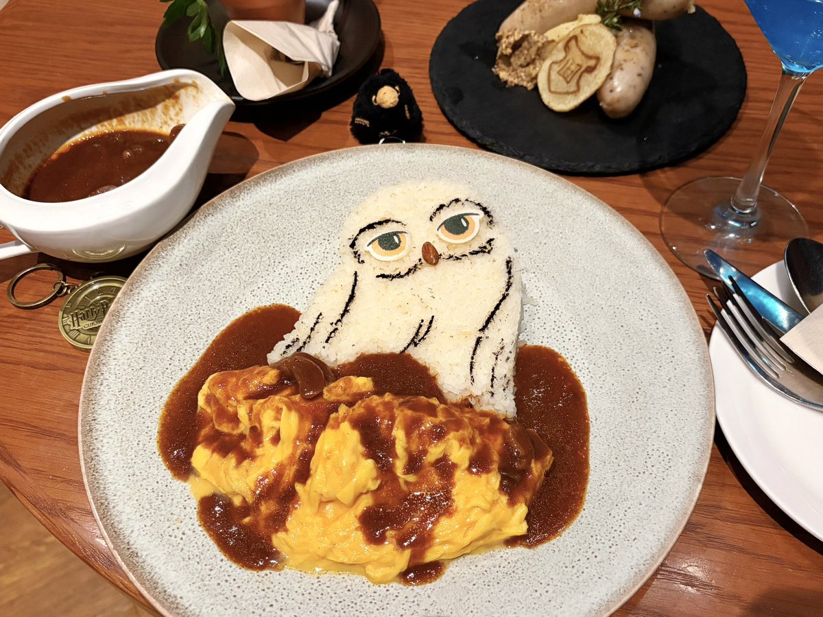tomimiiinnn's tweet photo. 念願のハリーポッターすごい面白かった！！本物の魔法だ！！本当にハリーがそのまま大人になってた！！
カフェも美味しかった！！話してたらエクスペクト・パトローナムする前に魔法解けちゃった🧙 https://t.co/QwWVZKiQsR