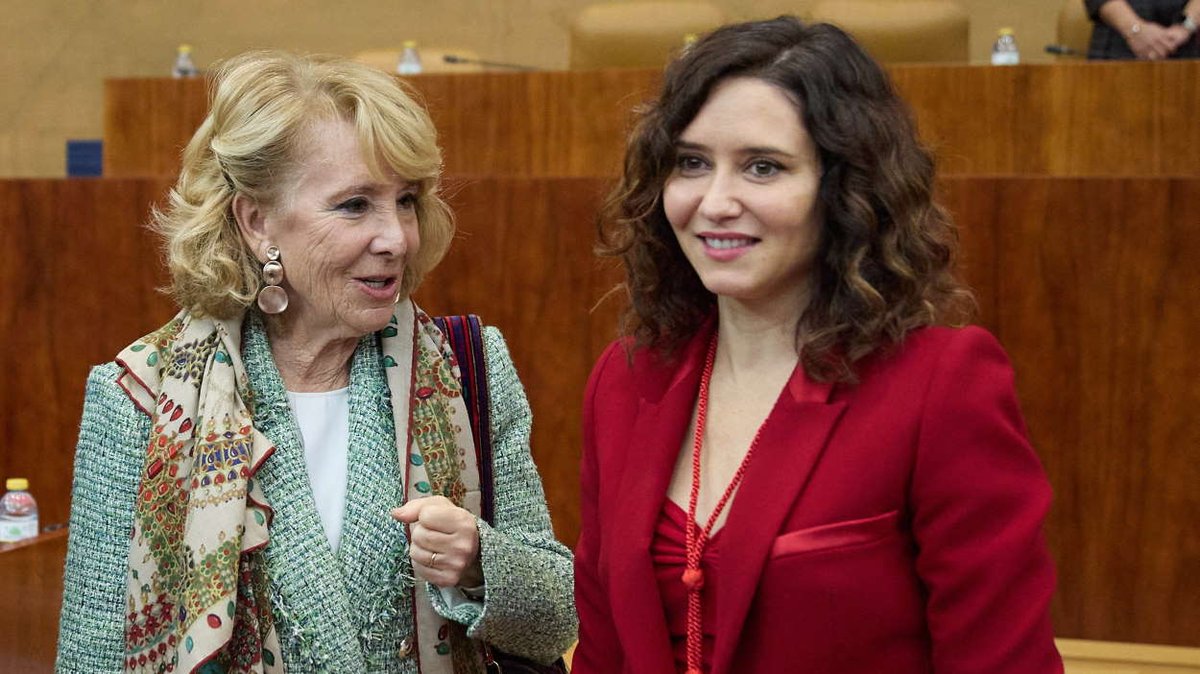 Rafael_Narbona's tweet photo. Según la Guardia Civil, Esperanza Aguirre ganó las elecciones de 2007 y 2011 de forma ilegal, utilizando 2,5 millones de euros de procedencia irregular. Ahora, Ayuso habla de un posible pucherazo en las elecciones del 29 de noviembre. ¿Cómo puede ser tan cínica y sinvergüenza? https://t.co/EhnayuyNQE