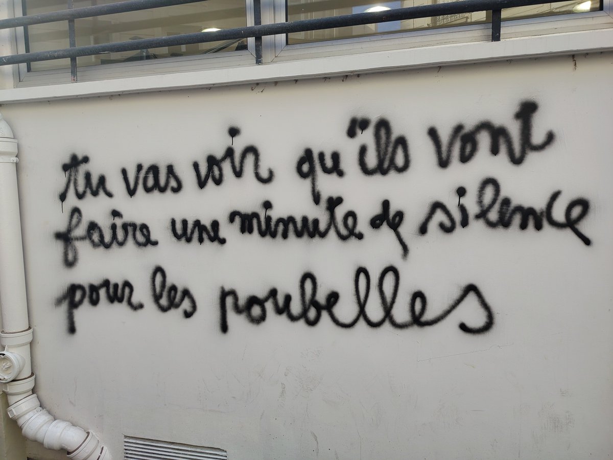L_Wcrdt's tweet photo. « Tu vas voir qu'ils vont faire une minute de silence pour les poubelles »

Mouvement lycéen, Paris, 06/10/26. https://t.co/EhglPUnSXy