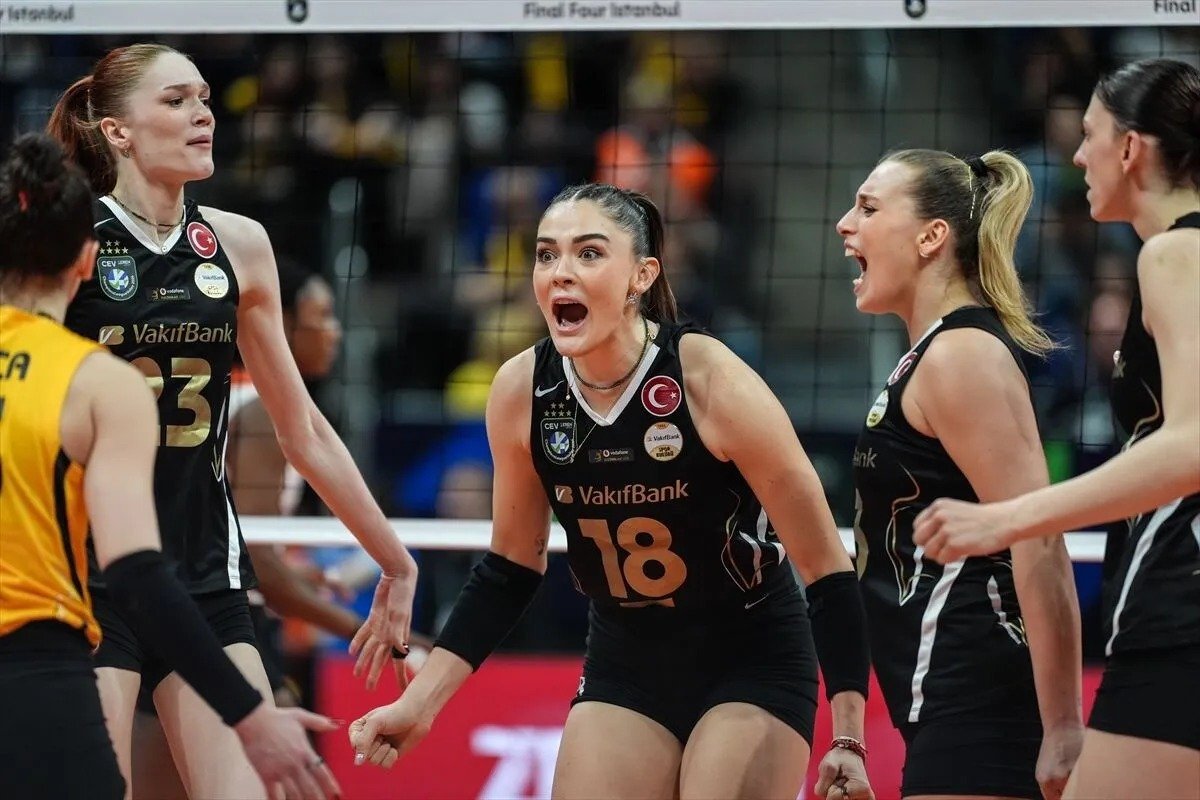 EserBurak45's tweet photo. Ekran başında maçı takip ederken heyecandan yerimizde duramıyoruz. VakıfBank Spor Kulübü yine sahada bütün mücadelesini ortaya koyuyor, umarım maçın sonunda sevinen taraf biz oluruz.  💛🖤 https://t.co/CCiyZiYmLY