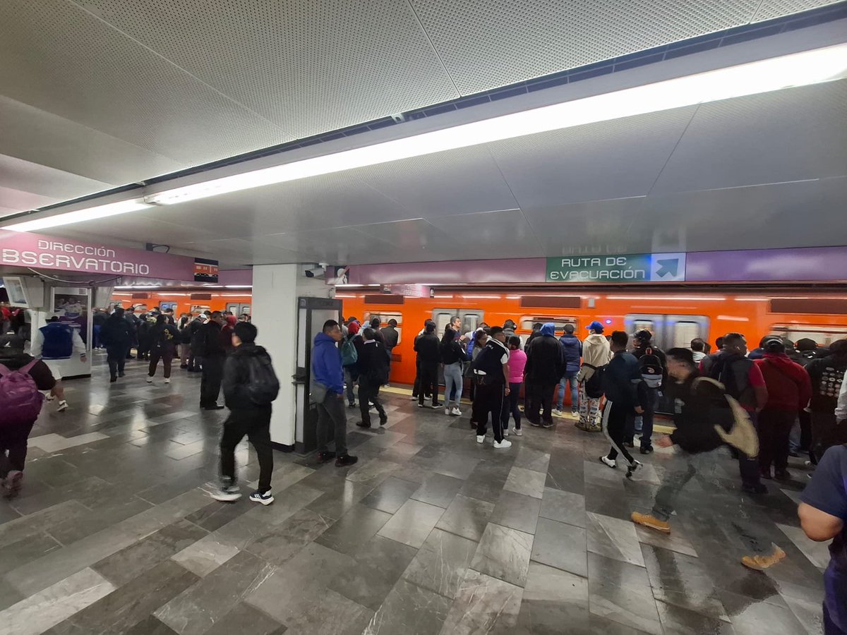 MetroCDMX's tweet photo. #MetroAlMomento:

Las Líneas 1, 2, 4, 5, 6,, 8, 12, A y B presentan afluencia moderada, se agiliza la circulación de los trenes desde las terminales. Recuerda que la información puede ajustarse ante eventualidades en el servicio.

Se registra alta afluencia en la Línea 3, 7 y 9 lo que puede generar mayores tiempos de espera. Para atender la demanda, se envían unidades vacías a estaciones con mayor afluencia.
 
Te recomendamos anticipar tu salida y planificar tu viaje. #MovilidadCDMX