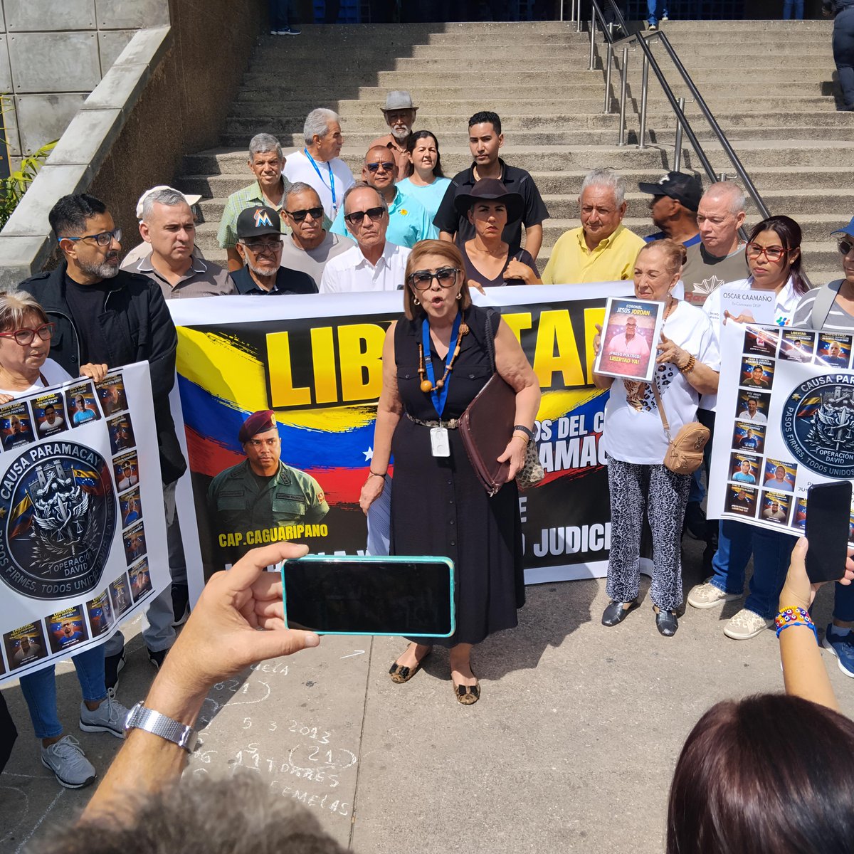 nelsonpvzla2's tweet photo. A esta hora, 10:15 a. m., desde el Palacio de Justicia de Carabobo, la abogada Jennie Gutiérrez, del @ForoPenal, junto a familiares del caso Paramacay, exige el cese del retardo procesal y la libertad plena del capitán Juan Caguaripano y de todos sus compañeros involucrados en la Operación David.