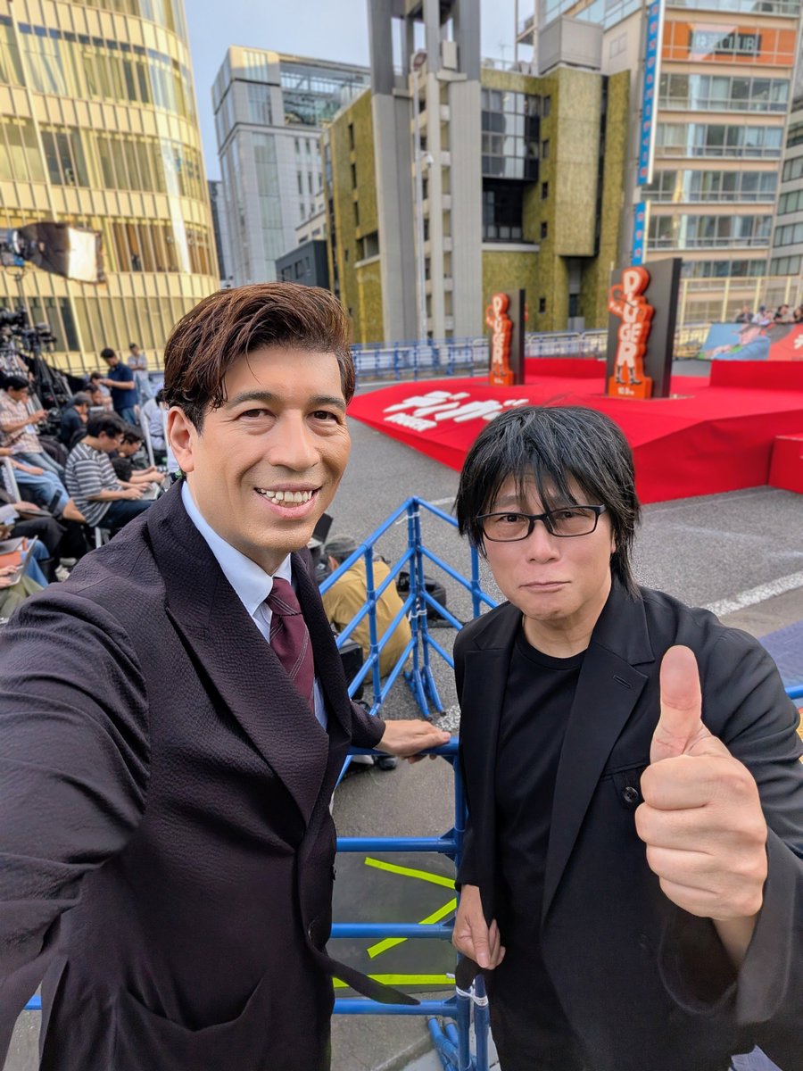 sascha348's tweet photo. こんなことされたら好きになっちゃいますよね！
世界一の人柄のハリウッドスター #トムクルーズ さん
映画 #ディガー ジャパンプレミアレッドカーペットイベントの
MCを担当させていただいたのですが、
イベント終わりにわざわざ近寄ってくれて
握手をしてくれた上に、
「いつもありがとう、素晴らしい仕事をしてくれて」って
感動するでしょそれ！
昨年のミッションインポッシブルでもご一緒して
3度目だったとはいえ、
世界中を回って全人類に会ってると言っても過言ではないトムが
覚えててくれている！！！
そして、絶対みんなに言ってるとはわかっていても
「Thank you always, you did a great job」
って言ってくれたら、もう全てが救われる気持ちです
トム最高

会場では「日本のトム」
トムクルーズ役の声優、森川智之さん

そしてイベントのために一足早く見させていただいた映画ですが
これがまたイニャリトゥ監督ならではの怪作です！

もうこれは前情報何もなしで見るのがとにかくベスト

これまでいつもかっこよかったトムが太って
髪の毛の薄いおじさんディガーを演じているという新境地
別に今までかっこよさだけで
お客さんを惹きつけていたわけではないですが、
とかくスタントがすごいとかが話題になりがちなトムクルーズが
それを全てかなぐり捨てて役者として勝負する作品。
その演技の素晴らしさに感嘆しながら、
物語の構成にも度肝を抜かされます。
そしていろんなシーンで笑わされます

なんだか我々は宇宙人に続いて、
何も事前に言いたくない怪作鑑賞が続いてますね…
作品によっては事前に少し説明した方が面白いんじゃないかと思い、
ネタバレない程度に紹介することもあるのですが、
この作品はとにかく何を知らないのがベストだと思います
そして観終わった後に感じたことを色んな人と語りたいです
10月9日公開です @warnerjp @moriax291 #digger
