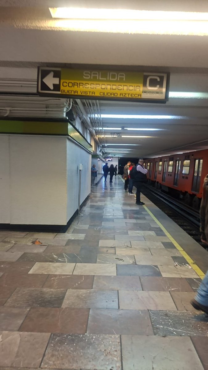 MetroCDMX's tweet photo. #MetroAlMomento:

Las Líneas 1, 2, 4, 5, 6,, 8, 12, A y B presentan afluencia moderada, se agiliza la circulación de los trenes desde las terminales. Recuerda que la información puede ajustarse ante eventualidades en el servicio.

Se registra alta afluencia en la Línea 3, 7 y 9 lo que puede generar mayores tiempos de espera. Para atender la demanda, se envían unidades vacías a estaciones con mayor afluencia.
 
Te recomendamos anticipar tu salida y planificar tu viaje. #MovilidadCDMX