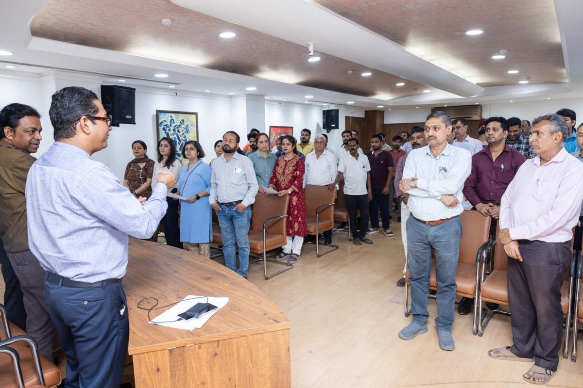 LalitKalaLKA's tweet photo. @PMOIndia @gssjodhpur @Rao_InderjitS @AmritMahotsav @MinOfCultureGoI @Secy_CultureGOI @KKMtweet इस अवसर पर सभी ने स्वच्छ एवं स्वस्थ भारत के निर्माण में सक्रिय योगदान देने का संकल्प लिया।
(2/2)
#SwachhataHiSeva #SpecialCampaign6 #SwachhBharat #LalitKalaAkademi #CleanIndia https://t.co/xA0OcD8arc