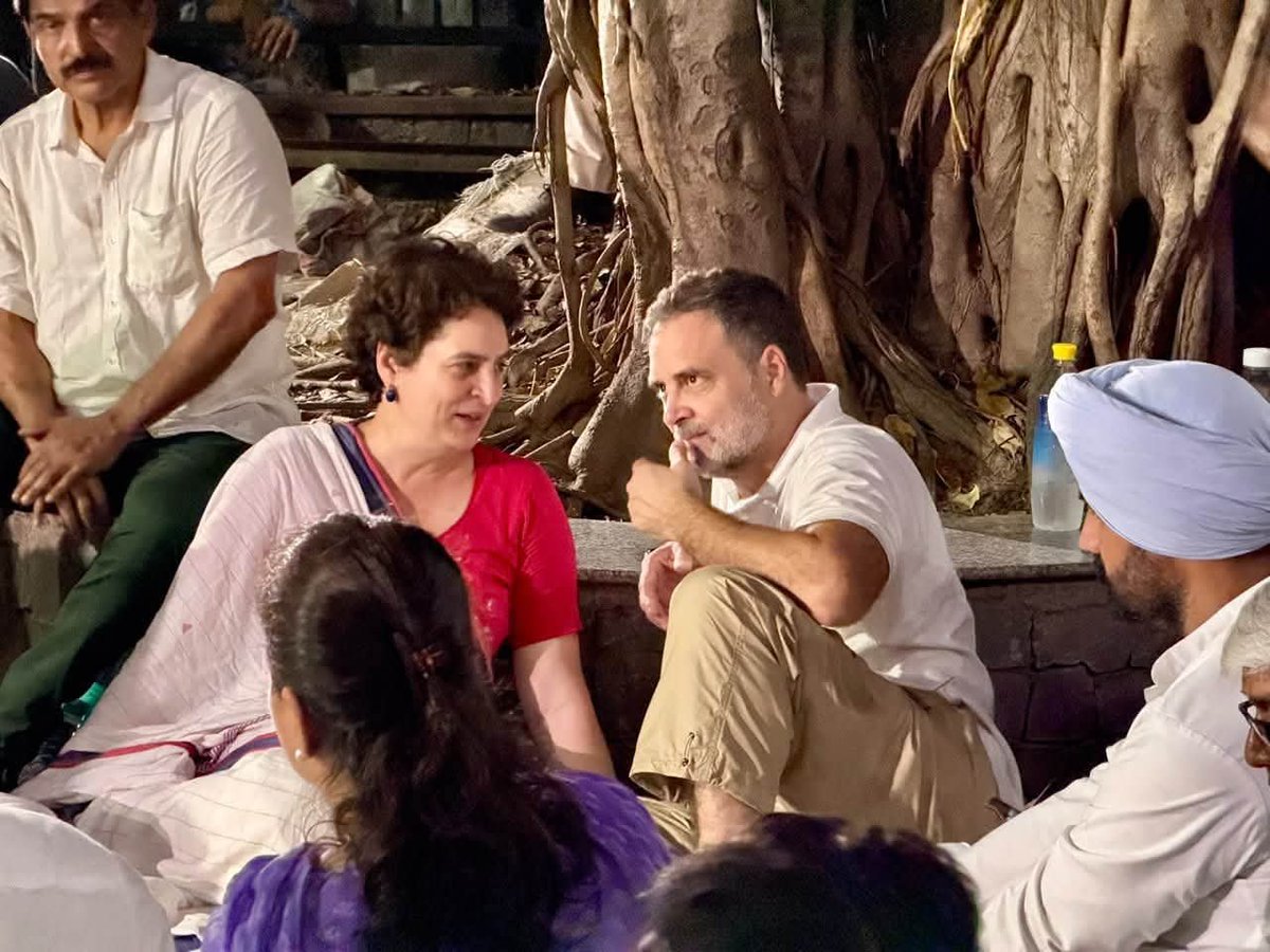 awesh29's tweet photo. इस तस्वीर को संजोकर रख लो। जब सौ साल बाद कांग्रेस के गौरवशाली इतिहास की बात होगी या फिर जब आने वाले वक्त में बच्चे आधुनिक भारतीय के इतिहास की किताब पढ़ेंगे यह तस्वीरें सामने होंगी। 

इतिहासकार लिखेंगे जब सौ साल पहले एक आतताई सरकार लो��तंत्र का गला घोंटने की कोशिश में लगी थी उस वक्त देश में एक नायक था सिर्फ एक नायक। पैर में बिना मोजे के जूते सफेद टी शर्ट खाकी पैंट पहने, लोकतंत्र के लिए लड़ते हुए।बिना किसी महत्वाकांक्षा के।

 उस नायक की एक बहन भी थी सूती साड़ी में।अपने भाई के साथ। अपनी दादी अपने पिता की शहादत के बावजूद दोनों लड़ते हुए, हर पल युद्धरत।  आज का वक्त कांग्रेस के इतिहास में दर्ज हो गया। 

शुक्रिया नरेंद्र मोदी @narendramodi कांग्रेस को शाश्वत बनाने के लिए और इस देश को याद दिलाने के लिए कि यह आंदोलन की धरती है।