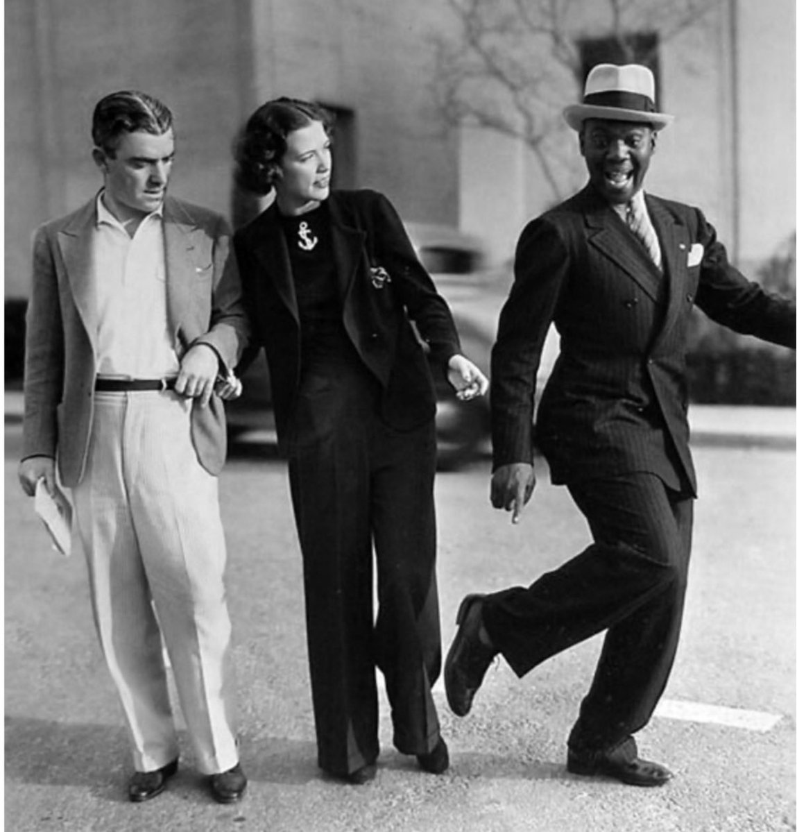 Visionaryvoid's tweet photo. A seemingly happy family pictured in 1950. Hollywood stars Eleanor Powell with her husband Glenn Ford with their only child Peter.

Eleanor was a talented dancer of massively successful films during her career. It was said her movies, for a time, were so popular they saved MGM from bankruptcy.

Peter later became a biographer of his parents and wrote that Fred Astaire told him she was the greatest dancer on film.

Socially aware, she became friends with Bill Bojangles Robinson. When they worked together they were told that Eleanor could enter from the front, but that Bill would have to enter through the servant’s quarters. Eleanor always entered with Bill though the back entrance.
When she married Glenn in 1943 she gave it all up to create a steady home for their son.

Unfortunately Glenn was a ladies’man who had numerous affairs all through his marriage, most notably with Rita Hayworth. Peter would write, “He was a bad boy. He got involved with a lot of the ladies he worked with. That’s not anything that I’m proud of, but that’s the reality.”

They divorced in 1959. Glenn would go on to marry three more times while Eleanor never remarried.
