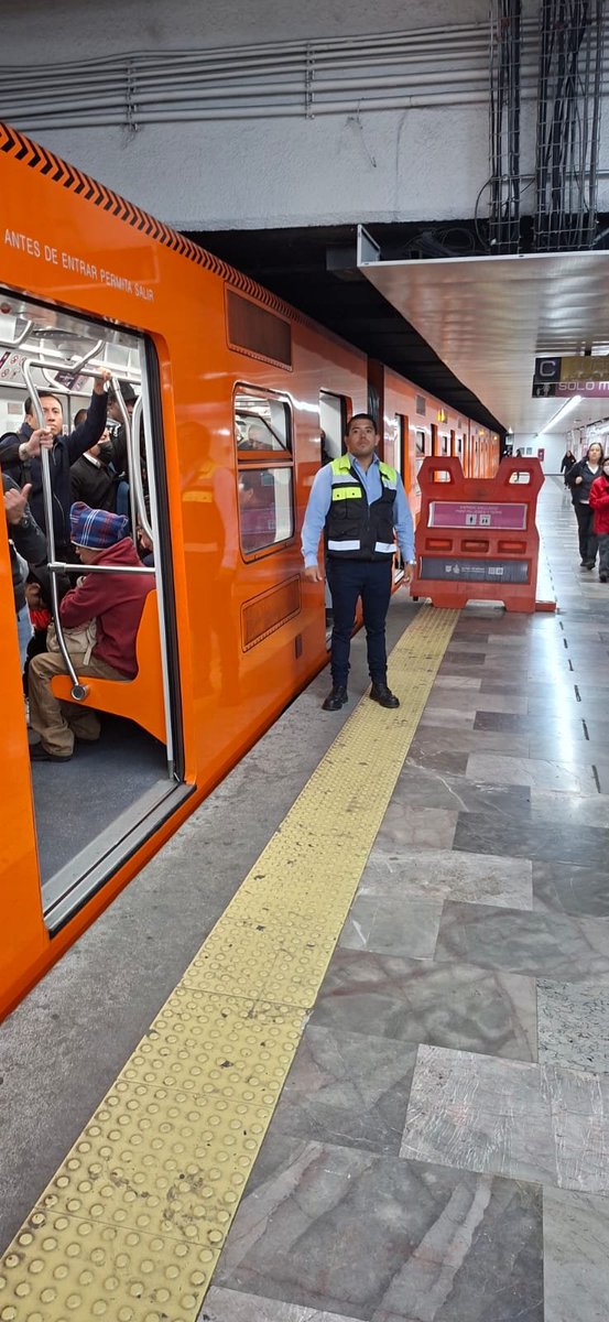 MetroCDMX's tweet photo. #MetroAlMomento:

Las Líneas 1, 2, 4, 5, 6,, 8, 12, A y B presentan afluencia moderada, se agiliza la circulación de los trenes desde las terminales. Recuerda que la información puede ajustarse ante eventualidades en el servicio.

Se registra alta afluencia en la Línea 3, 7 y 9 lo que puede generar mayores tiempos de espera. Para atender la demanda, se envían unidades vacías a estaciones con mayor afluencia.
 
Te recomendamos anticipar tu salida y planificar tu viaje. #MovilidadCDMX