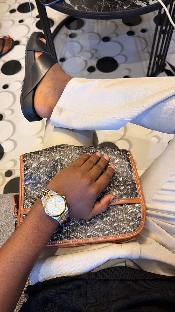 jagbos000_taiwo's tweet photo. Rolex Date just 

85k with box https://t.co/hP6ZKgKNi1