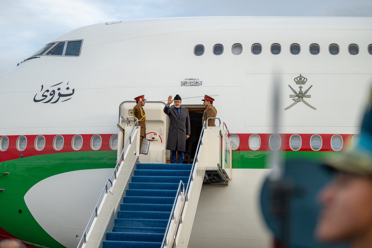 RoyalOmanFamily's tweet photo. 📸 جلالةُ السُّلطان المُعظّم /حفظهُ اللهُ ورعاهُ/ يختتمُ زيارته لجُمهورية #كازاخستان الصّديقة، حيث كان فخامةُ الرّئيس الكازاخستاني في مقدّمة مُودّعي جلالتِه لدى مُغادرته مطار نور سُلطان نازارباييف الدّولي بـ #أستانا. https://t.co/MOrb7et0C9