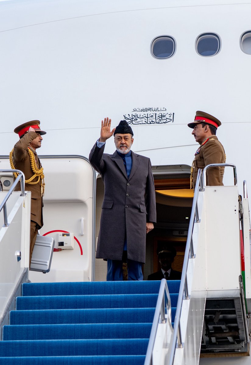 RoyalOmanFamily's tweet photo. 📸 جلالةُ السُّلطان المُعظّم /حفظهُ اللهُ ورعاهُ/ يختتمُ زيارته لجُمهورية #كازاخستان الصّديقة، حيث كان فخامةُ الرّئيس الكازاخستاني في مقدّمة مُودّعي جلالتِه لدى مُغادرته مطار نور سُلطان نازارباييف الدّولي بـ #أستانا. https://t.co/MOrb7et0C9