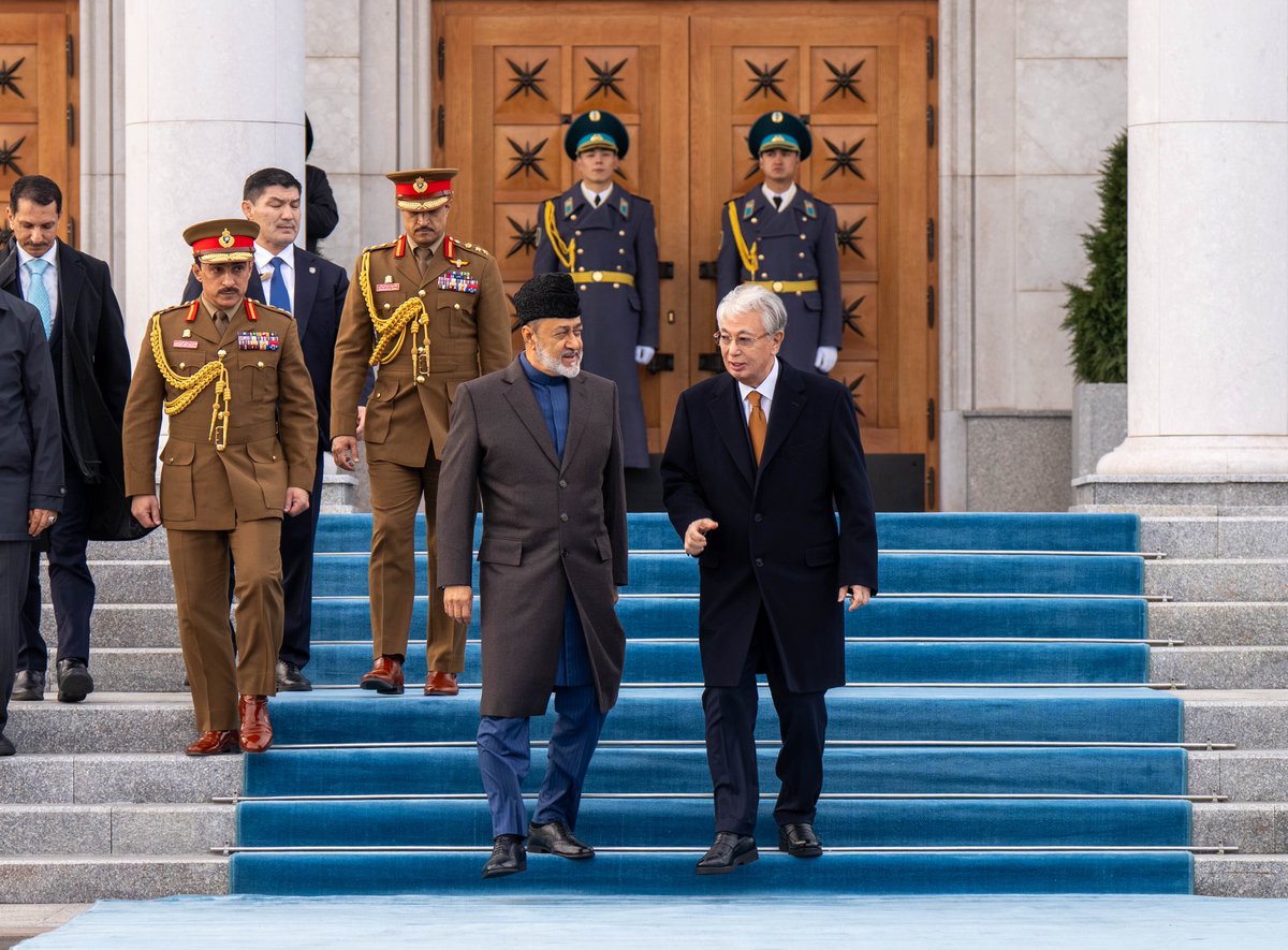 RoyalOmanFamily's tweet photo. 📸 جلالةُ السُّلطان المُعظّم /حفظهُ اللهُ ورعاهُ/ يختتمُ زيارته لجُمهورية #كازاخستان الصّديقة، حيث كان فخامةُ الرّئيس الكازاخستاني في مقدّمة مُودّعي جلالتِه لدى مُغادرته مطار نور سُلطان نازارباييف الدّولي بـ #أستانا. https://t.co/MOrb7et0C9