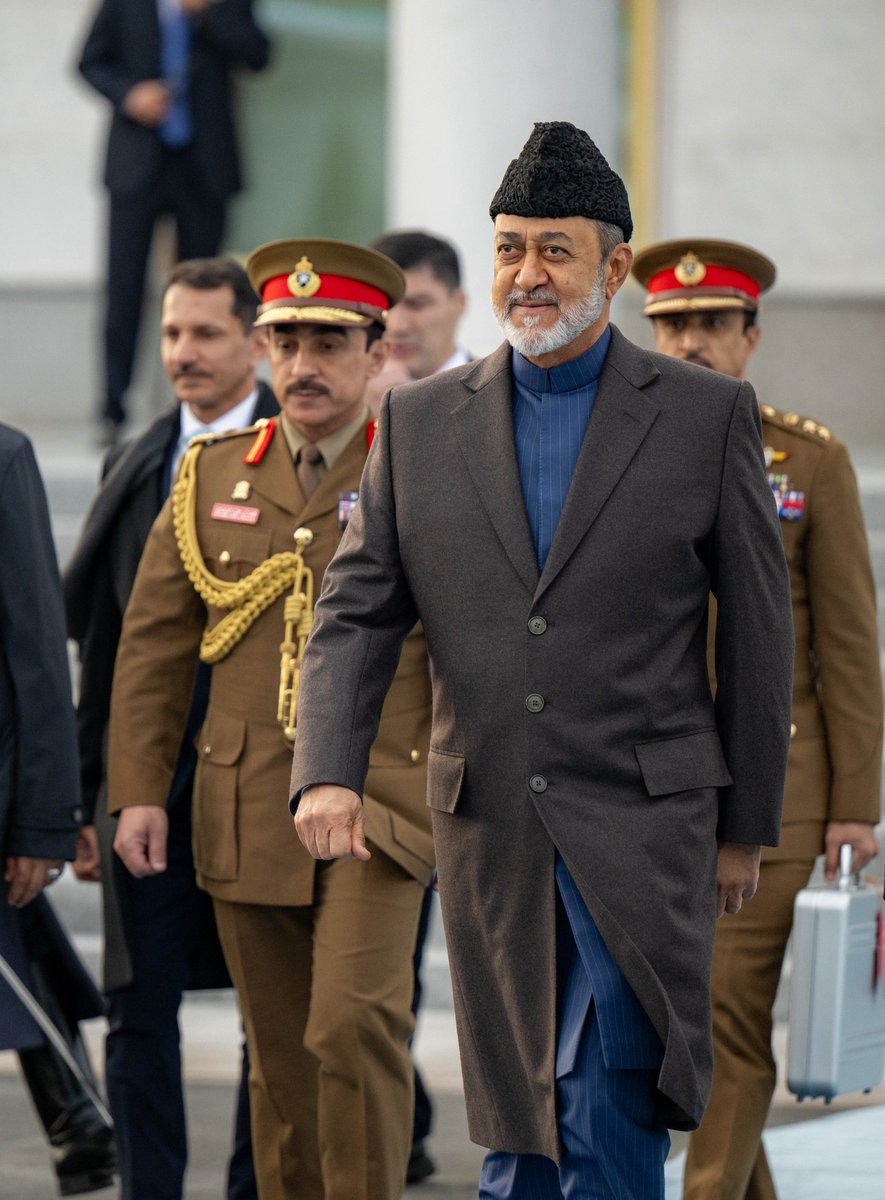 RoyalOmanFamily's tweet photo. 📸 جلالةُ السُّلطان المُعظّم /حفظهُ اللهُ ورعاهُ/ يختتمُ زيارته لجُمهورية #كازاخستان الصّديقة، حيث كان فخامةُ الرّئيس الكازاخستاني في مقدّمة مُودّعي جلالتِه لدى مُغادرته مطار نور سُلطان نازارباييف الدّولي بـ #أستانا. https://t.co/MOrb7et0C9