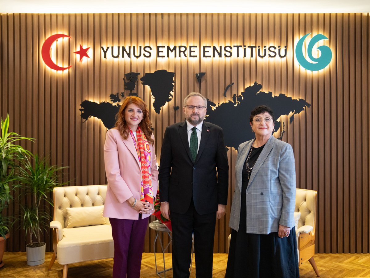 yeeorgtr's tweet photo. AK Parti Dış İlişkiler Başkan Yardımcısı ve Ankara Hacı Bayram Veli Üniversitesi Uluslararası İlişkiler Bölümü Öğretim Üyesi Doç. Dr. Şuay Nilhan Açıkalın ile Hacettepe Üniversitesi Eğitim Fakültesi Dekanı Prof. Dr. Şefika Şule Erçetin, Yunus Emre Enstitüsü Başkanı Prof. Dr. Selim Argun’u ziyaret etti.

Başkanımız Prof. Dr. Selim Argun’a yeni görevi dolayısıyla hayırlı olsun dileklerini ileten akademisyenlerle eğitim, uluslararası ilişkiler ve kültür diplomasisi alanlarında yürütülen çalışmalar üzerine görüş alışverişinde bulunuldu.

Misafirlerimize nazik ziyaretleri ve iyi dilekleri için teşekkür ederiz.

@drsuaynilhan 
@profsefikasule 

#YunusEmreEnstitüsü