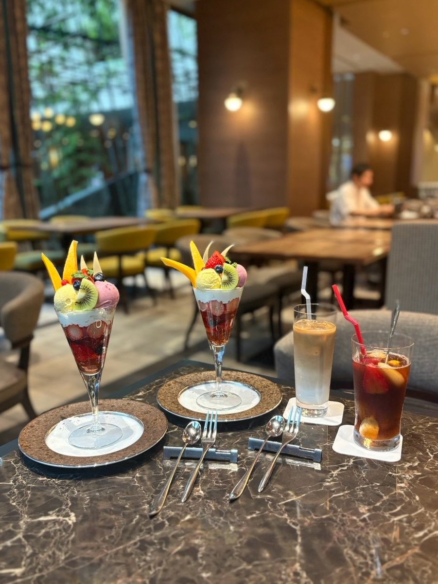fucu_cafe's tweet photo. 池袋のカフェでおすすめどこ？🤔って聞かれたら、最近はメトロポリタンホテルって答えてる❕💮💘
パフェがどっちも2000円前後でお財布に優しいのも嬉しい😭✨

←1階　All Day Dining Cross Dine
→2階　メザニンラウンジ　すずかけ https://t.co/RK6tOUcqFk