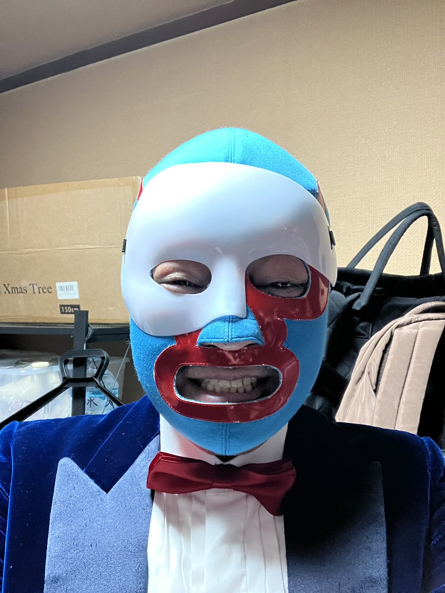 fukumengeinin's tweet photo. 第163回「塚本コメディアワー」でした。

ご来場の皆様、ありがとうございマスク♪

今回で7周年を迎えることできました。

ありがとうございマスク♪

画像はくったくたのりゅうき���さんがネタで使ってたお面で横っちょ座の怪人？

次回は20日(火)開催。

ご来場お待ちしてマスク♪

#コメディアワー https://t.co/KTvuqxQiqN