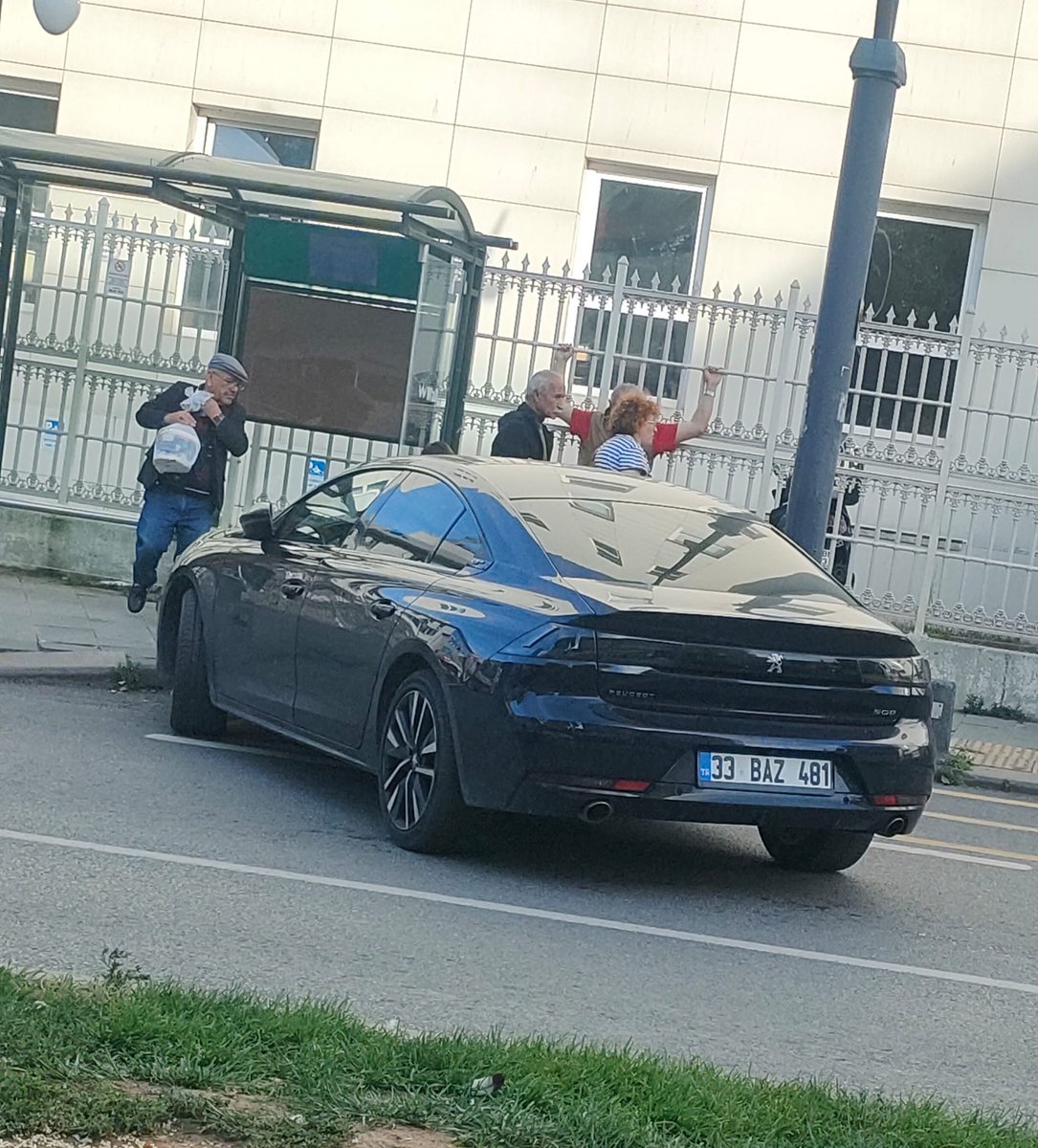 Kahvecibrahim's tweet photo. Trafik, toplumsal yaşamın ve toplumsal ahlakın bir yansımasıdır. 
Şu araca bakın mesela.. Otobüs durağına hem de dikey park etmiş. Sadece 4'lüleri yakmayı unutmuş. 
Peki bu çok mu suç? Hayır...
Yolun ortasında 4'lüleri yakarak durmak artık bir HAK... 

Peki trafik polislerini görebilir miyiz? HAYIR.
Türkiye'de trafik polislerini iki yerde görebiliriz: 1-Şehiriçi ana yollarda trafiği de kilitleyecek şekilde "çek sağa, ehliyet ruhsat" diye kontrol ederler. 2-Uzun yollarda en boş ve yokuş aşağı yerlerde radar kurup ilerde hız tuzağını kontrol ederler.

Mahalle aralarında; akış trafiği kontrolünde vs trafik polisi pek bulamazsınız. Ve toplumsal ahlakın çöküşünü de öylece seyreder dururuz.