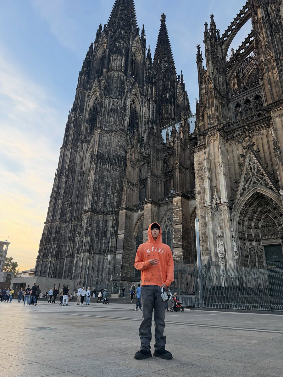 ustadzryul's tweet photo. lebih penasaran kl lngshot konser di indonesia, mereka bakal foto dmn,

monas kh😭 kl ke candi Borobudur kejauhan soalnya😵‍💫 https://t.co/EiBC6rWaZ0