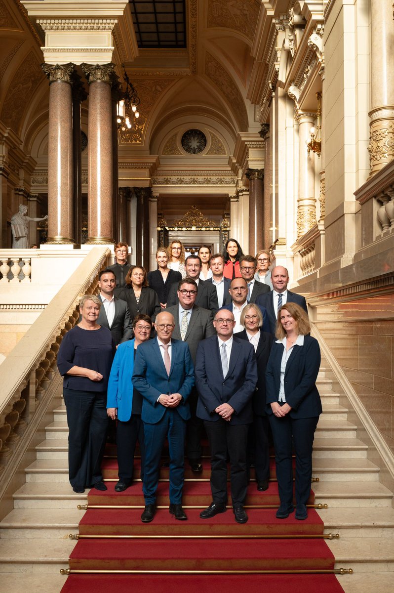 itsuwe's tweet photo. Zusammentreffen der Präsidentinnen und Präsidenten der Rechnungshöfe von Bund und Ländern, sowie von Österreich und dem Deutschen Mitglied des Europäischen Rechnungshofs im Rathaus der Freien und Hansestadt Hamburg

Copyright Senatskanzlei Hamburg https://t.co/mJduKw0suy
