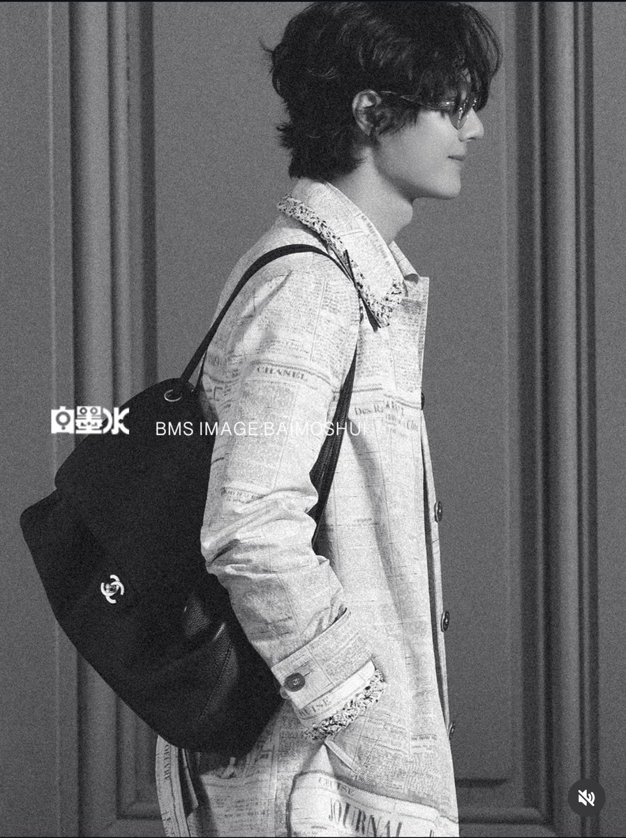 Vandidi_WYB's tweet photo. “I like to read newspapers, like men” - ฉันชอบอ่านหนังสือพิมพ์ เหมือนกับพวกผู้ชาย”

ย้อนกลับไปถึงแรงบันดาลใจอันเป็นรากแก้วของCHANEL ข้อความนี้มาจากถ้อยคำอันทรงพลังของ กาเบรียล "โคโค่" ชาเนล /Gabrielle "Coco" Chanel ผู้สลายกรอบจำกัดเพศในแฟชั่นยุคคลาสสิก ลายพิมพ์หนังสือพิมพ์/Newspaper print อันเป็นเอกลักษณ์ จึงไม่ใช่แค่เรื่องของสไตล์ แต่คือสัญลักษณ์ของการก้าวล้ำยุคสมัย ความฉลาดเฉลียว และวิถีชีวิตอันเป็นอิสระที่ไม่ยึดติดกับบรรทัดฐานเดิมของสังคม 

และ Matthieu Blazy - CHANEL Creative Director คนปัจจุบันเลือกหยิบเอกลักษณ์นี้มาเพื่อรำลึกถึง Gabrielle Chanel 

WANG YIBO CHANELShowSS27
#WangYiboPFWSS27xCHANEL
#CHANELShow #PFW
#WangYibo