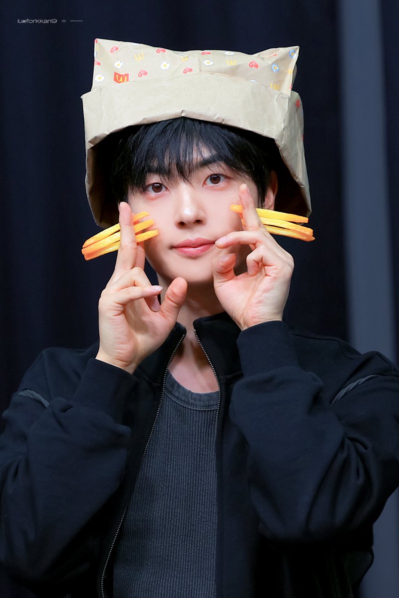 luvforkkan9's tweet photo. 261004 • 사운드웨이브                                                                                                                           

맥날맨날 보9싶은 구냥이...  ⚞^. .^⚟🍟

#원위 #ONEWE #강현 #KANGHYUN https://t.co/RKIXvTuX5A