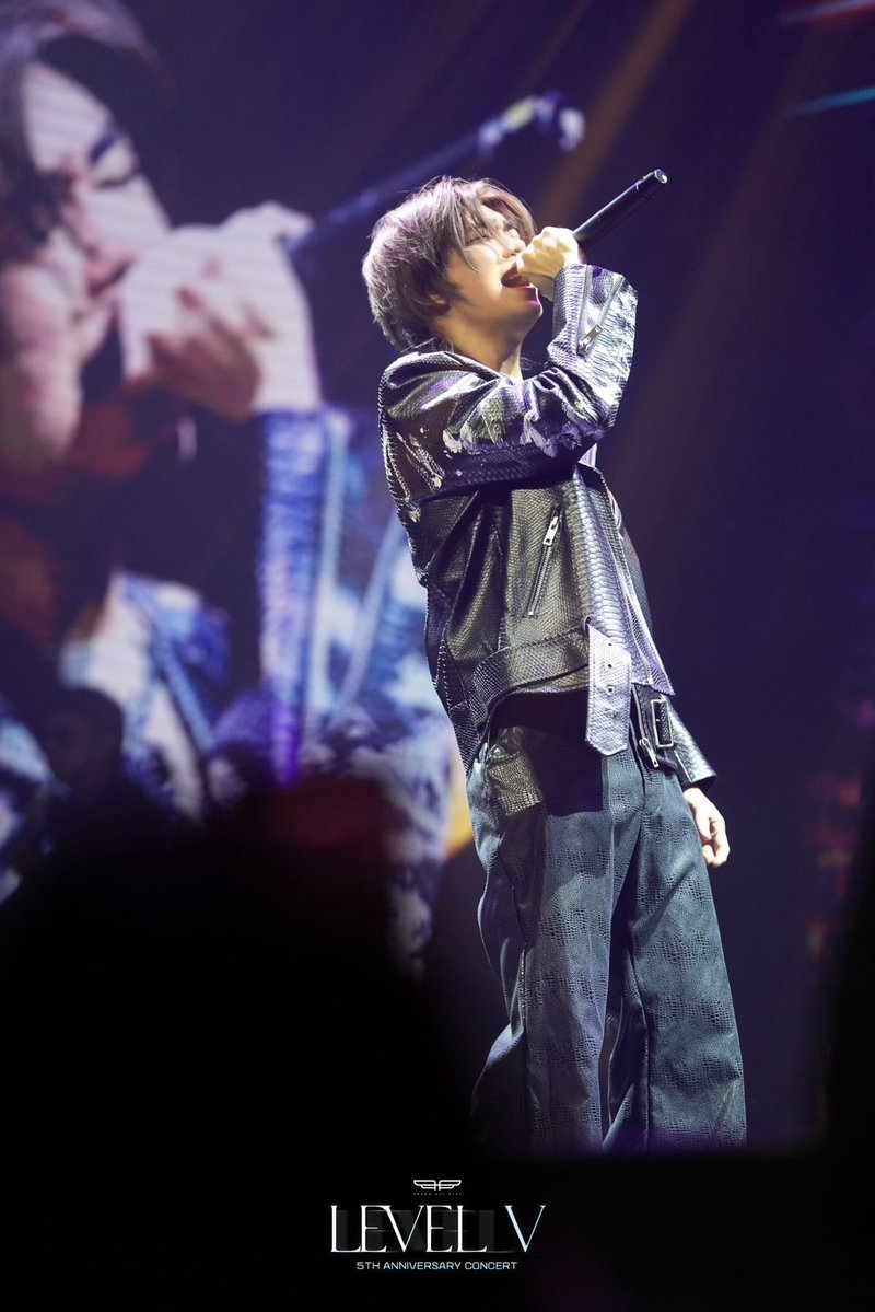 PressHitPlay's tweet photo. Press Hit Play Level V: 5th Anniversary Concert

Yuuki showcases his powerful vocals with a pop-rock rendition of LANY’s “ILYSB.” 🎤⚡

#PressHitPlay #PHPLevelV #LEVELVConcert #PPOP #PHP5thAnniversary https://t.co/1FUxH1xBHD