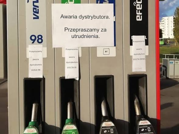 e_wrzosek's tweet photo. Szkoda poniesiona przez  #ORLEN SA przez dwa przedwyborcze tygodnie 2023 r. to  ponad 𝟰,𝟭 𝗺𝗹𝗱 𝘇ł. Nierynkowe i oderwane od realiów i czynników ekonomicznych ceny paliw, ustalone z rażącym naruszeniem wewnętrznych procedur - miały kupić poparcie. Były przestępstwem. https://t.co/PIoOVgLWQC