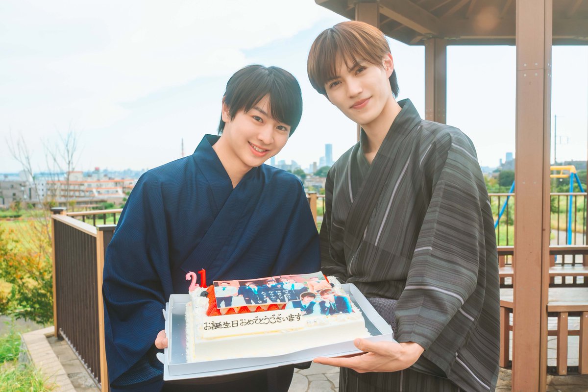 oricon's tweet photo. 『修学旅行で仲良くないグループに入りました2』
⠀
藤本洸大、サプライズバースデー🎂🎊
「2年連続、お祝いしていただき、本当にうれしいです」
⠀
幸せあふれる先行ビジュアル公開💓
⠀
🔻進藤丈広監督から第1話見どころコメント到着
https://t.co/MyZqiQ33CI
⠀
 #ドラマ修学旅行 https://t.co/7EtFFakP7C