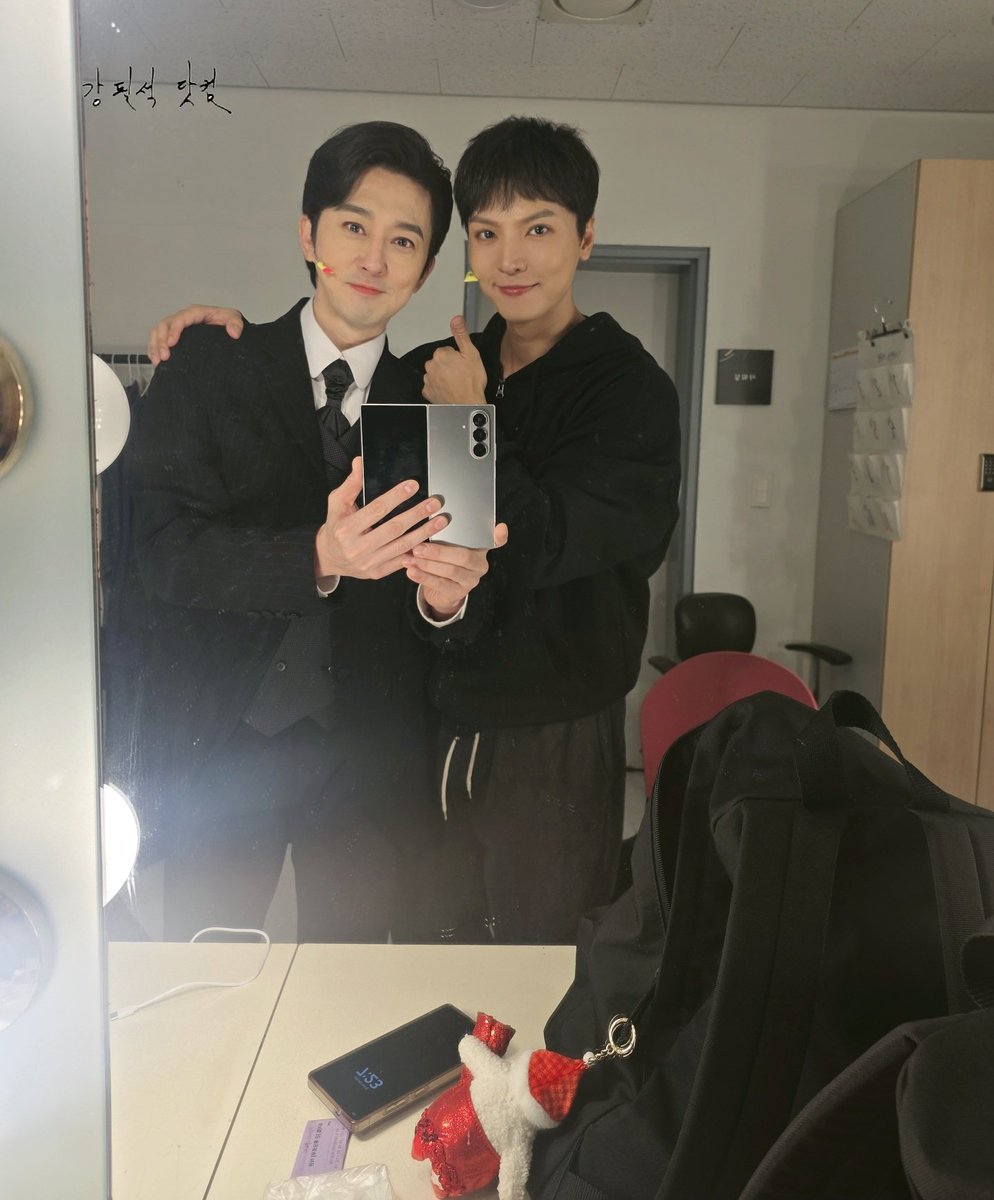 Kangpilsuk_com's tweet photo. 어느덧 <곤 투모로우> 막공 주간이네요.
오늘 페어막을 맞은 형훈정훈과 함께 한 배우님의 사진 전해드립니다. 
이번주 배우님의 스케줄 따라 바쁘게 보내고 계신 분들께 기분 좋은 밤의 선물이 되었음 합니다^^ https://t.co/ehyrIWPYUw