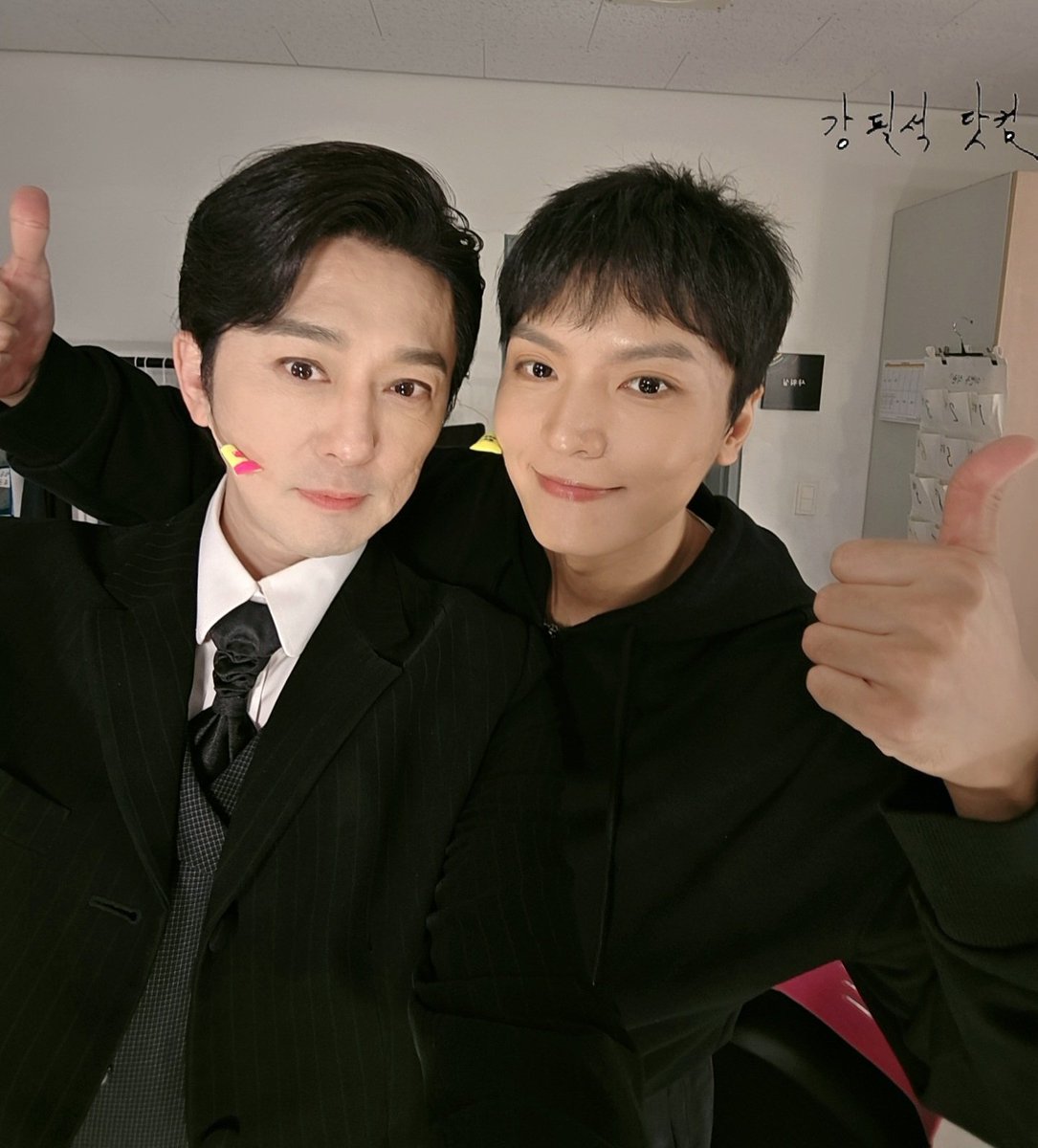 Kangpilsuk_com's tweet photo. 어느덧 <곤 투모로우> 막공 주간이네요.
오늘 페어막을 맞은 형훈정훈과 함께 한 배우님의 사진 전해드립니다. 
이번주 배우님의 스케줄 따라 바쁘게 보내고 계신 분들께 기분 좋은 밤의 선물이 되었음 합니다^^ https://t.co/ehyrIWPYUw