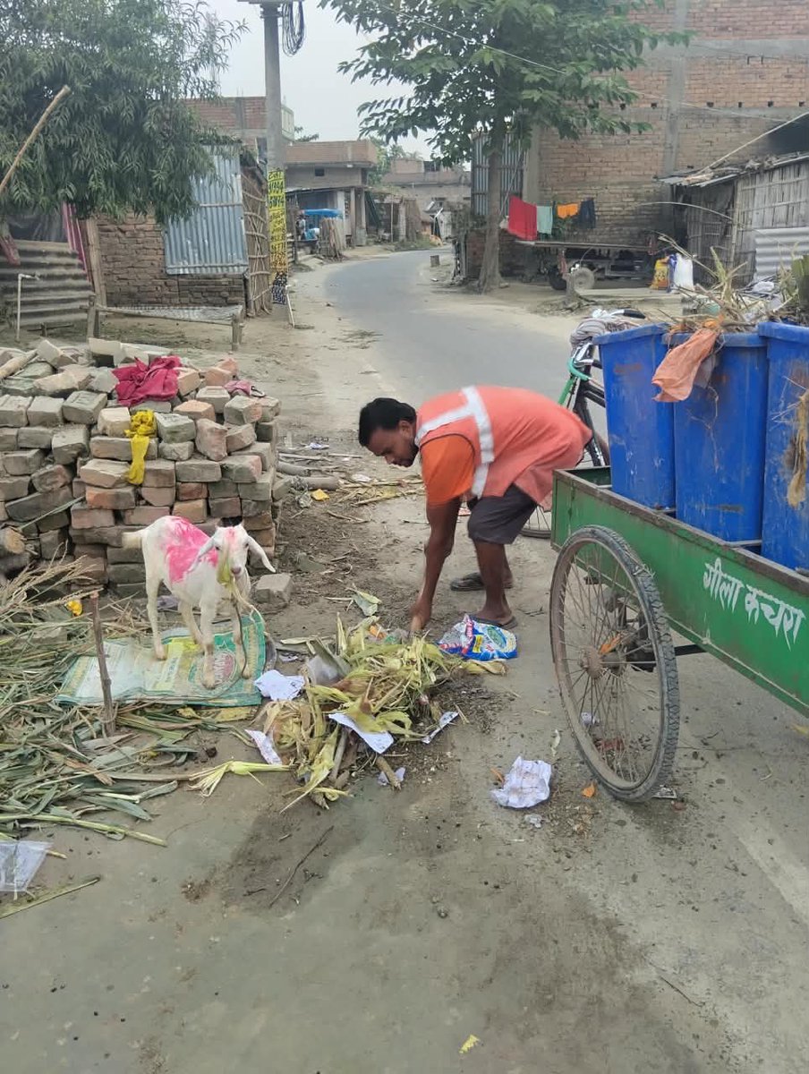 LsbaMuzaffarpur's tweet photo. #SBMG & #LSBA #Sanitationworkers across #Panchayats in various #Blocks of #Muzaffarpur are actively collecting #LegacyWaste & ensure its #SafeDisposal at #DesignatedLocations,promoting cleaner villages,responsible waste management & #EnvironmentalSustainability.
@DmMuzaffarpur https://t.co/LQF3jNUBJf