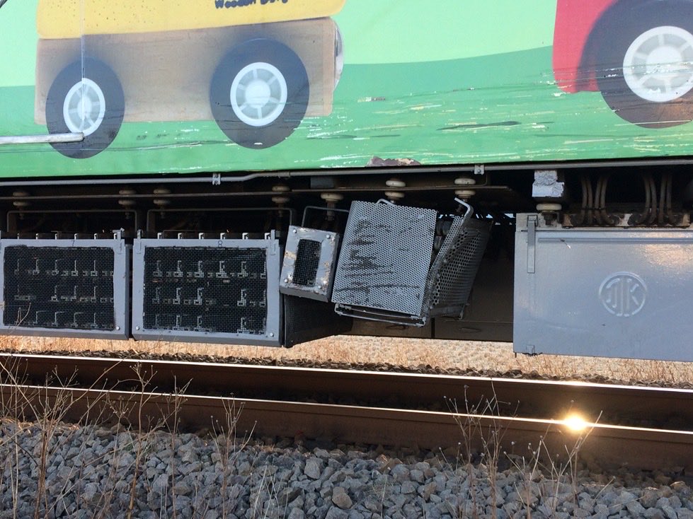 KMSK501's tweet photo. 呼んだ？
事故直後の1000形
勝負に挑んだ車はこれ https://t.co/x1sAaR9GQD