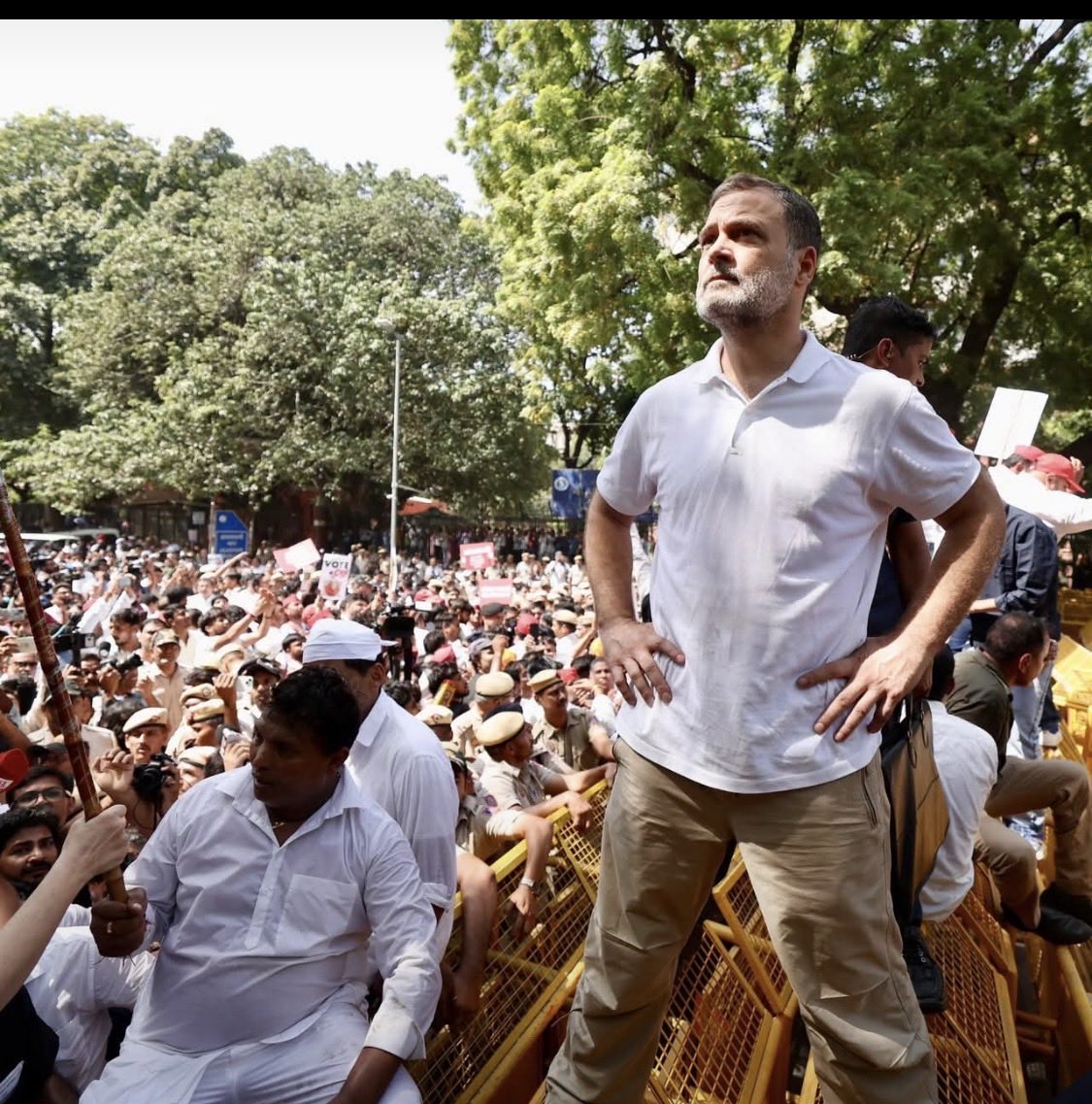 akurli854's tweet photo. वोट चोरी का सवाल है,
गद्दी की चिंता क्यों? 🇮🇳

बैरिकेड चाहे जितने लगा दो,
जनता के सवालों को रोका नहीं जा सकता।

वोट बचेगा, तभी लोकतंत्र बचेगा।

#VoteChori #RahulGandhi #Democracy #SIR https://t.co/pxKv20zGeg