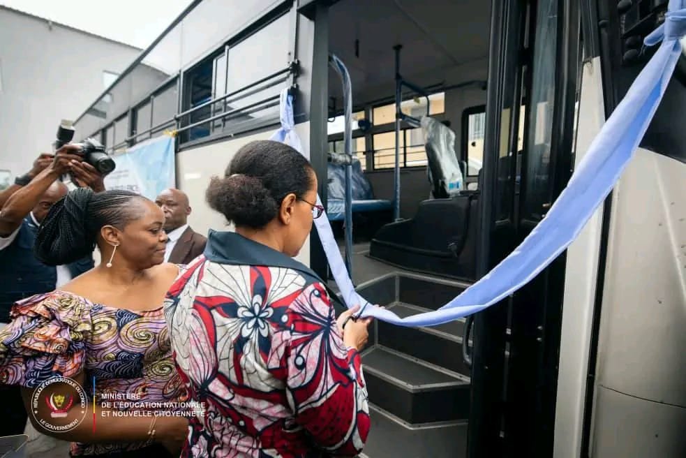 JouRevelateur's tweet photo. RDC : Deux nouveaux bus dotés à l’IGE pour renforcer la mobilité des agents 

Pour l’amélioration de ses capacités opérationnelles, l’Inspection générale de l’éducation (IGE) a été dotée ce 6 octobre, de deux bus flambant neufs pour soutenir les déplacements de ses agents. https://t.co/ugSn4Sv29V