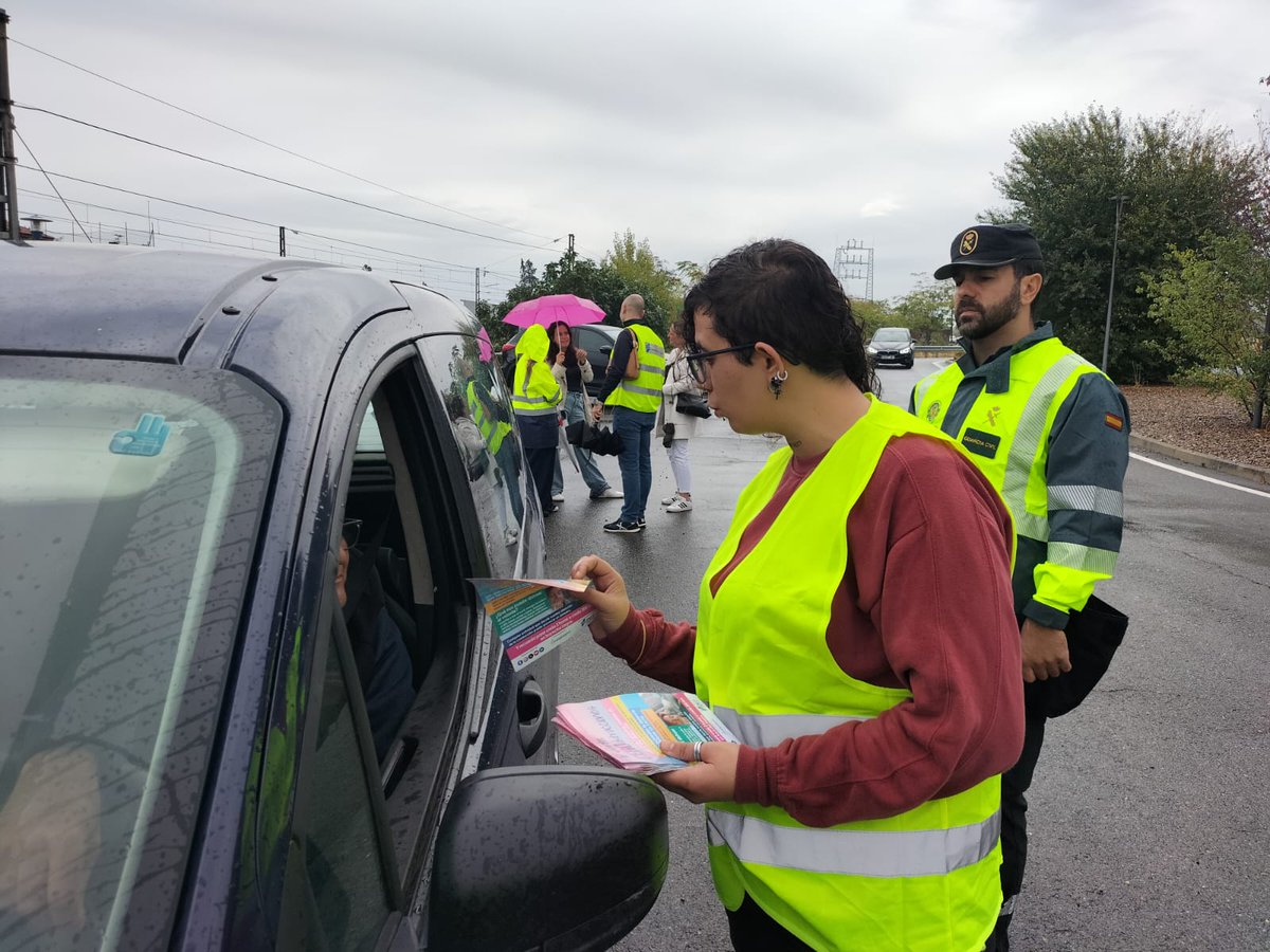 ASPAYMNACIONAL's tweet photo. 🚗 Por segundo año consecutivo, ASPAYM lleva a Logroño su campaña frente a las distracciones al volante.

Una acción junto a la @DGTes, la Guardia Civil y el CRMF Lardero para recordar que al volante, cero distracciones.
https://t.co/kLBMr1F1LO https://t.co/KaPulCcLIo