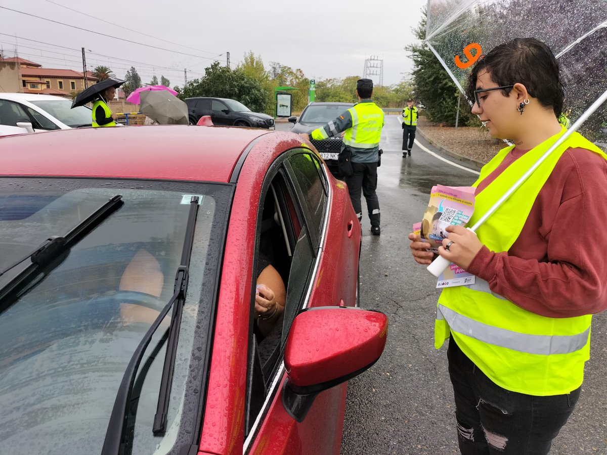 ASPAYMNACIONAL's tweet photo. 🚗 Por segundo año consecutivo, ASPAYM lleva a Logroño su campaña frente a las distracciones al volante.

Una acción junto a la @DGTes, la Guardia Civil y el CRMF Lardero para recordar que al volante, cero distracciones.
https://t.co/kLBMr1F1LO https://t.co/KaPulCcLIo
