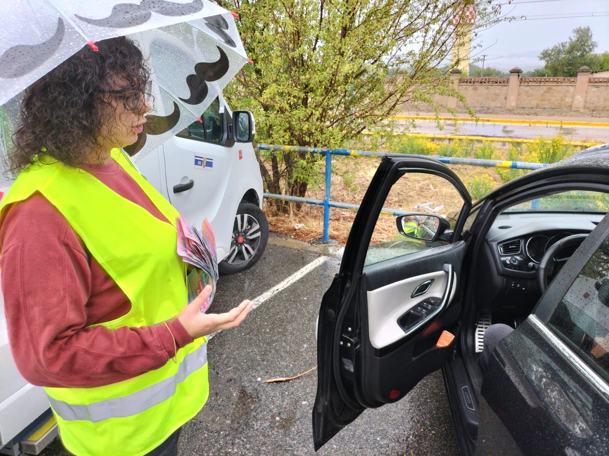 ASPAYMNACIONAL's tweet photo. 🚗 Por segundo año consecutivo, ASPAYM lleva a Logroño su campaña frente a las distracciones al volante.

Una acción junto a la @DGTes, la Guardia Civil y el CRMF Lardero para recordar que al volante, cero distracciones.
https://t.co/kLBMr1F1LO https://t.co/KaPulCcLIo