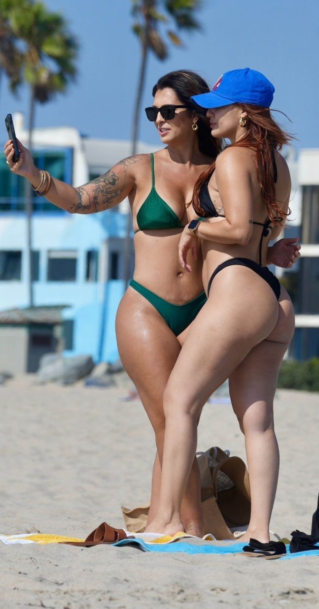 StarYZenix's tweet photo. Francia Raisa soaking up the Santa Monica sunshine in 2024. https://t.co/XxVdcK3aXt