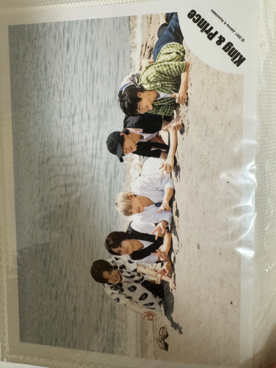 ema_ema556's tweet photo. あんまりこういうの上げたくないけど。
2021年に東京のJohnnys storeに予約し足を運んで買った生写真。
結構買ってて、生写真だけで8000円を超えた記憶があります。
ちなみに、当時は神宮寺推しでした🤞🏻💙 https://t.co/rkZWZXCilu